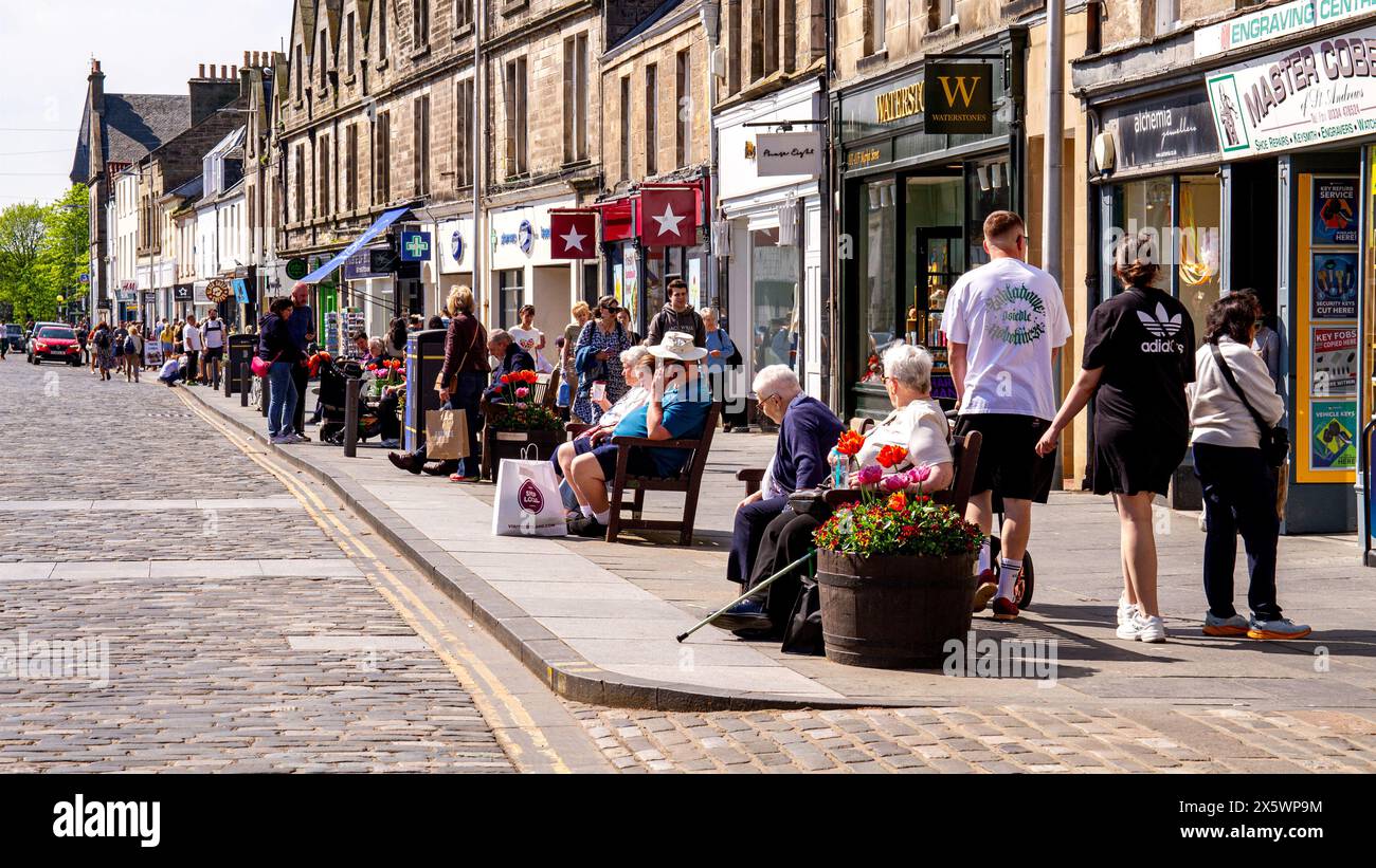 St Andrews, Fife, Scozia, Regno Unito. 11 maggio 2024. Meteo nel Regno Unito: St Andrews sta sperimentando un'incredibile ondata di caldo primaverile, con temperature fino a 25 °C.. Sia la gente del posto che i turisti trascorrono la giornata godendosi l'ondata di caldo primaverile nei caffè e nei pub di strada, insieme alla vita cittadina. Crediti: Dundee Photographics/Alamy Live News Foto Stock