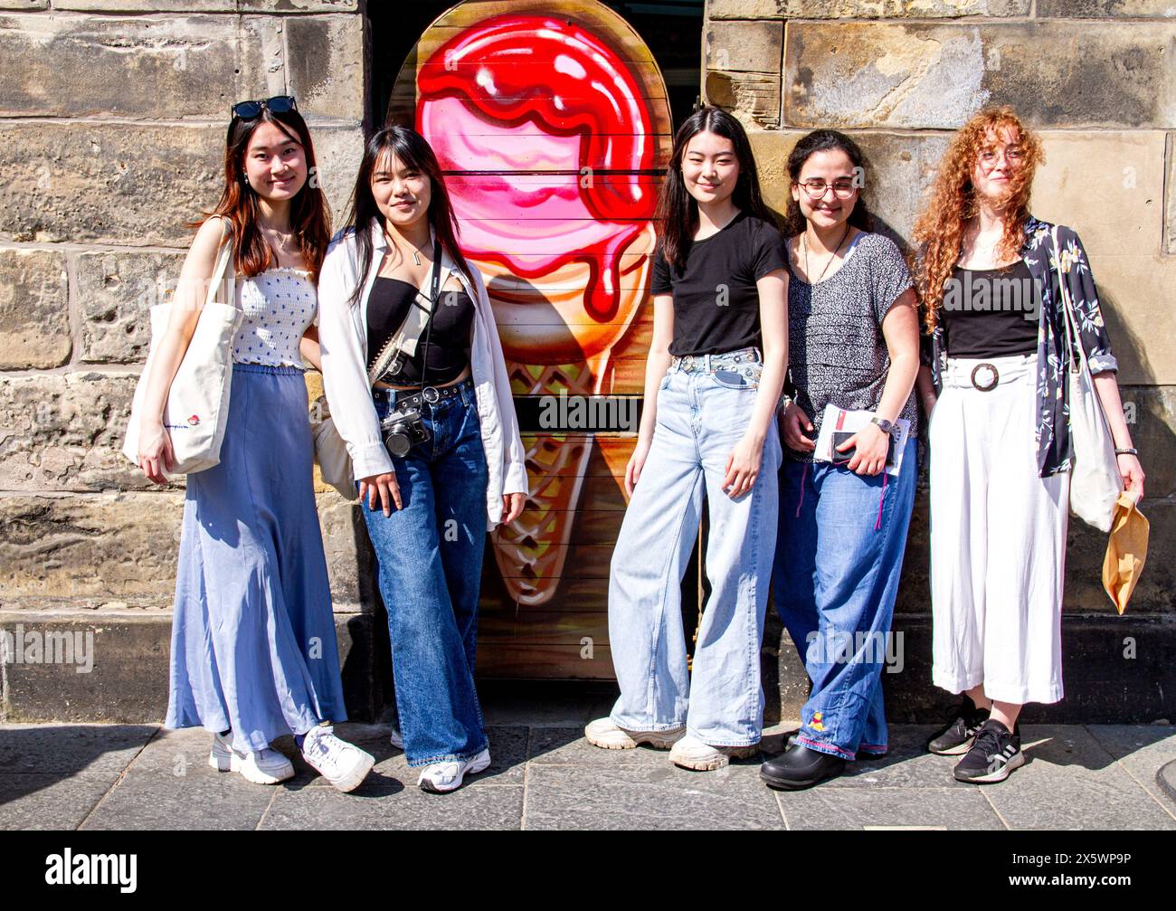 St Andrews, Fife, Scozia, Regno Unito. 11 maggio 2024. Meteo nel Regno Unito: St Andrews sta sperimentando un'incredibile ondata di caldo primaverile, con temperature fino a 25 °C.. Sia la gente del posto che i turisti trascorrono la giornata godendosi l'ondata di caldo primaverile nei caffè e nei pub di strada, insieme alla vita cittadina. Crediti: Dundee Photographics/Alamy Live News Foto Stock