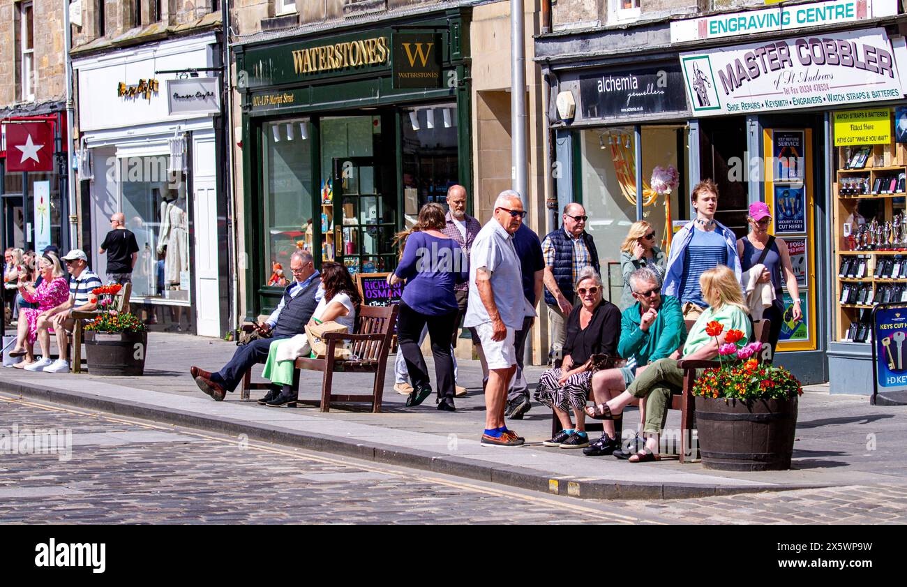 St Andrews, Fife, Scozia, Regno Unito. 11 maggio 2024. Meteo nel Regno Unito: St Andrews sta sperimentando un'incredibile ondata di caldo primaverile, con temperature fino a 25 °C.. Sia la gente del posto che i turisti trascorrono la giornata godendosi l'ondata di caldo primaverile nei caffè e nei pub di strada, insieme alla vita cittadina. Crediti: Dundee Photographics/Alamy Live News Foto Stock