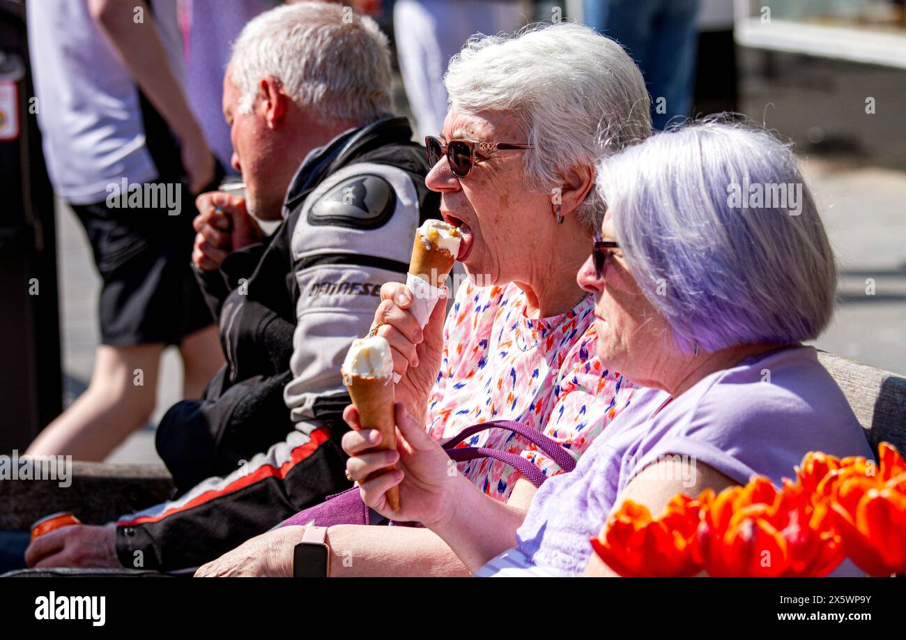 St Andrews, Fife, Scozia, Regno Unito. 11 maggio 2024. Meteo nel Regno Unito: St Andrews sta sperimentando un'incredibile ondata di caldo primaverile, con temperature fino a 25 °C.. Sia la gente del posto che i turisti trascorrono la giornata godendosi l'ondata di caldo primaverile nei caffè e nei pub di strada, insieme alla vita cittadina. Crediti: Dundee Photographics/Alamy Live News Foto Stock