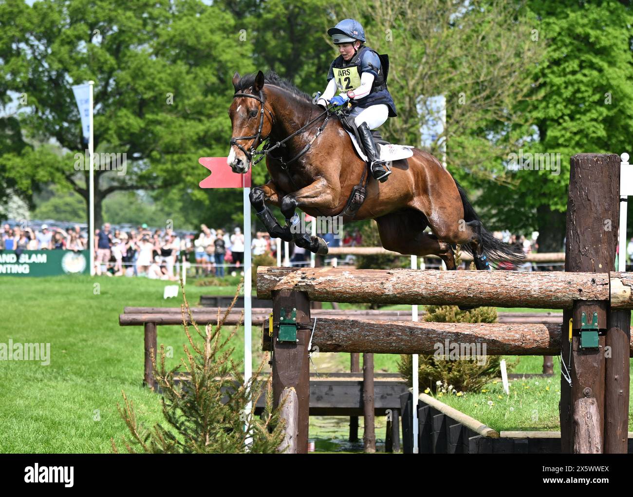 Badminton Estate, Gloucestershire, Regno Unito. 11 maggio 2024. 2024 MARS Badminton Horse Trials 4° giorno; Louise Harwood (GBR) in sella ALLO SPIRITO NATIVO durante il Cross Country il 4° giorno credito: Action Plus Sports/Alamy Live News Foto Stock