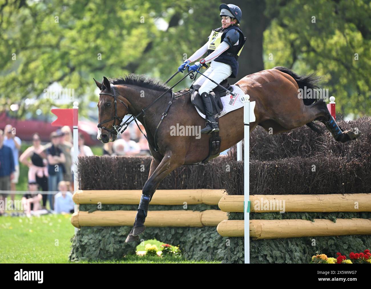 Badminton Estate, Gloucestershire, Regno Unito. 11 maggio 2024. 2024 MARS Badminton Horse Trials 4° giorno; Louise Harwood (GBR) in sella ALLO SPIRITO NATIVO durante il Cross Country il 4° giorno credito: Action Plus Sports/Alamy Live News Foto Stock