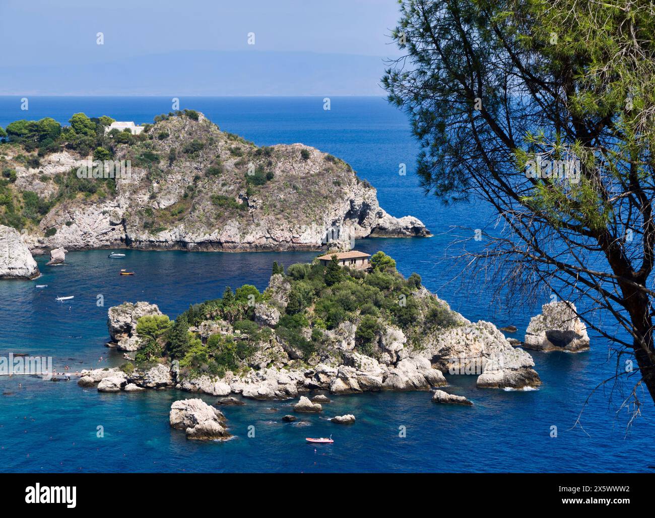 L'Italia, sicilia, baia di Taormina, vista di Capo Taormina e Isola Bella, Calabria costa nel lontano sullo sfondo Foto Stock