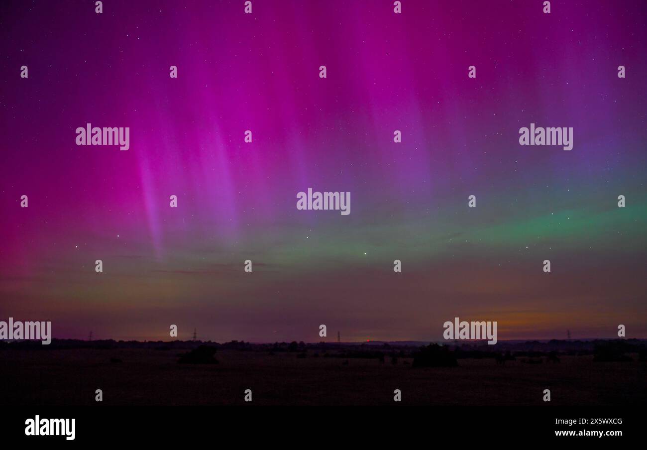Una rara tempesta solare G5 rende visibile l'aurora boreale nell'Inghilterra meridionale, vista qui nei cieli del New Forest Hampshire England. Foto Stock