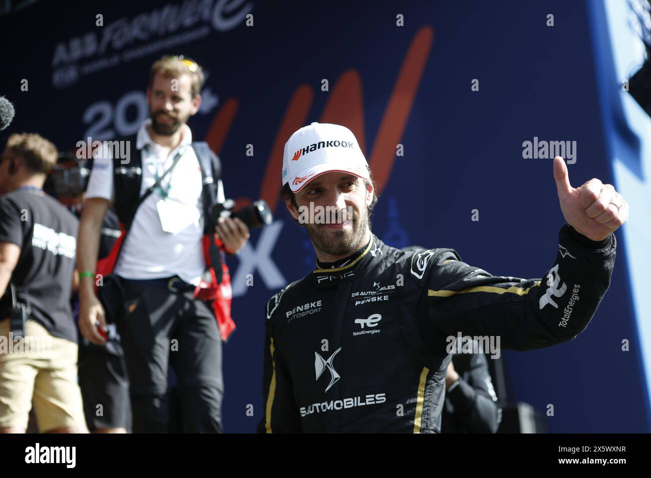 Germania, Berlino, 11 maggio 2024. Jean-Eric Vergne alla cerimonia di premiazione. Nick Cassidy del Team Jaguar TCS Racing vince il 9° turno del Campionato ABB FIA Formula e 2023/24. Jean-Eric Vergne del Team DS Penske conquista il secondo posto e Oliver Rowland del Team Nissan Formula e conquista il terzo posto. L'e-Prix di Berlino 2024 si terrà a Berlino l'11 e 12 maggio 2024 con una doppia gara per la decima volta. La serie di corse elettriche 2023/2024 si svolgerà presso l'ex aeroporto di Tempelhof. Crediti: Sven Said/Alamy Live News Foto Stock