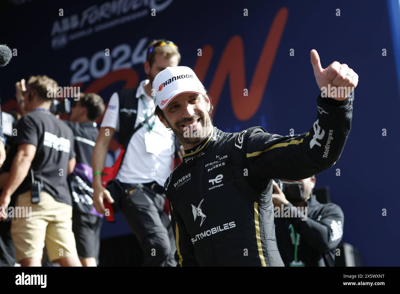 Germania, Berlino, 11 maggio 2024. Jean-Eric Vergne alla cerimonia di premiazione. Nick Cassidy del Team Jaguar TCS Racing vince il 9° turno del Campionato ABB FIA Formula e 2023/24. Jean-Eric Vergne del Team DS Penske conquista il secondo posto e Oliver Rowland del Team Nissan Formula e conquista il terzo posto. L'e-Prix di Berlino 2024 si terrà a Berlino l'11 e 12 maggio 2024 con una doppia gara per la decima volta. La serie di corse elettriche 2023/2024 si svolgerà presso l'ex aeroporto di Tempelhof. Crediti: Sven Said/Alamy Live News Foto Stock