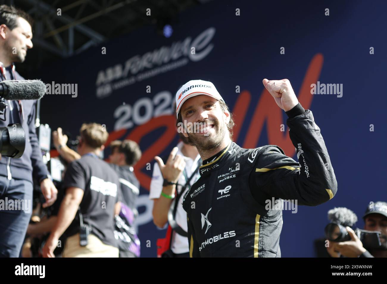 Germania, Berlino, 11 maggio 2024. Jean-Eric Vergne alla cerimonia di premiazione. Nick Cassidy del Team Jaguar TCS Racing vince il 9° turno del Campionato ABB FIA Formula e 2023/24. Jean-Eric Vergne del Team DS Penske conquista il secondo posto e Oliver Rowland del Team Nissan Formula e conquista il terzo posto. L'e-Prix di Berlino 2024 si terrà a Berlino l'11 e 12 maggio 2024 con una doppia gara per la decima volta. La serie di corse elettriche 2023/2024 si svolgerà presso l'ex aeroporto di Tempelhof. Crediti: Sven Said/Alamy Live News Foto Stock