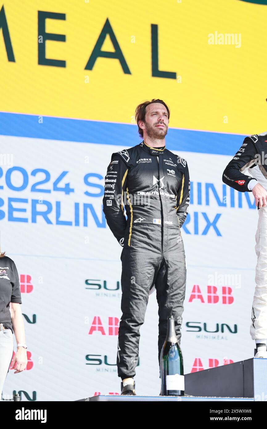Germania, Berlino, 11 maggio 2024. Jean-Eric Vergne alla cerimonia di premiazione. Nick Cassidy del Team Jaguar TCS Racing vince il 9° turno del Campionato ABB FIA Formula e 2023/24. Jean-Eric Vergne del Team DS Penske conquista il secondo posto e Oliver Rowland del Team Nissan Formula e conquista il terzo posto. L'e-Prix di Berlino 2024 si terrà a Berlino l'11 e 12 maggio 2024 con una doppia gara per la decima volta. La serie di corse elettriche 2023/2024 si svolgerà presso l'ex aeroporto di Tempelhof. Crediti: Sven Said/Alamy Live News Foto Stock