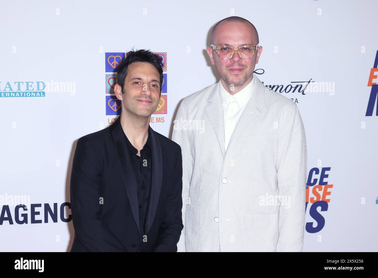 Los Angeles, Stati Uniti. 11 maggio 2024. A Great Big World partecipa alla gara di gala 2024 Race to Erase MS Gala al Fairmont Century Plaza il 10 maggio 2024 a Los Angeles, California. Foto: Crash/imageSPACE/Sipa USA credito: SIPA USA/Alamy Live News Foto Stock
