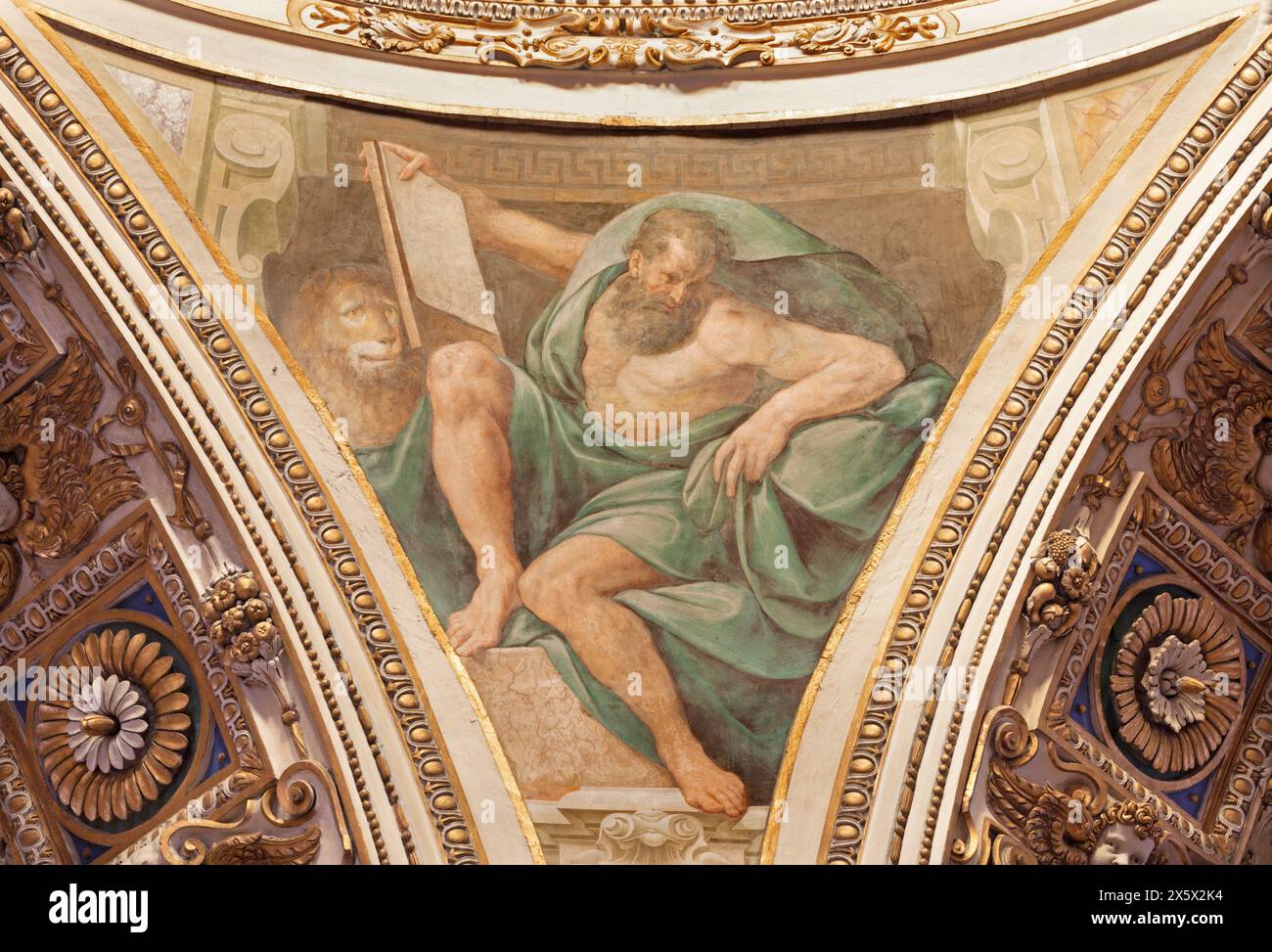 MILANO, ITALIA - 5 MARZO 2024: Affresco barocco di San Marco Evangelista dalla cupola della chiesa di San Vittore al corpo Guglielmo caccia Foto Stock