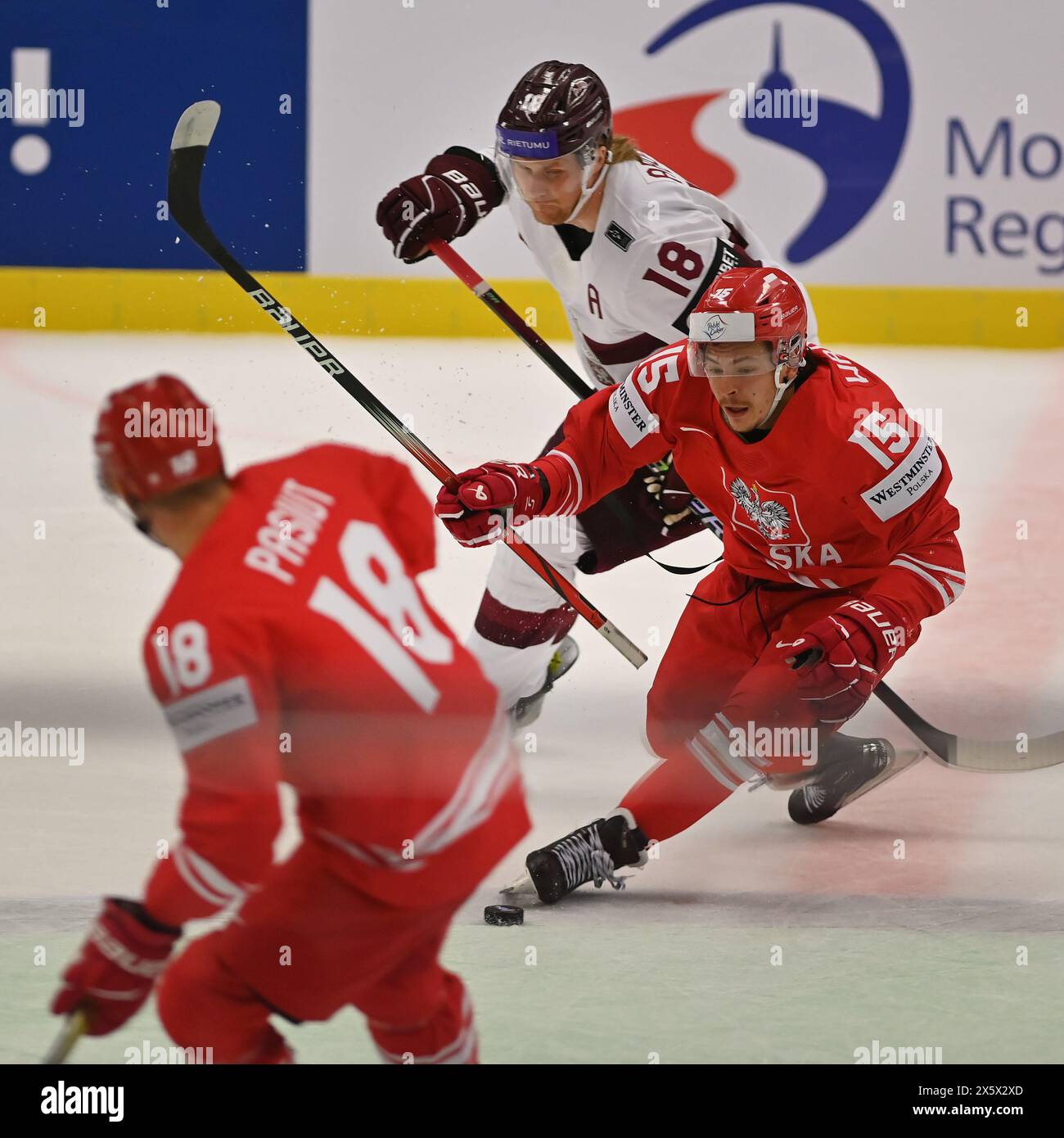 Ostrava, Repubblica Ceca. 11 maggio 2024. Polonia - Lettonia partita del gruppo B del Campionato del mondo IIHF 2024, a Ostrava, Repubblica Ceca, l'11 maggio 2024. Da sinistra Grzegorz Pasiut di Polonia, Rodrigo Abols di Lettonia, Patryk Wronka di Polonia. Crediti: Jaroslav Ozana/CTK Photo/Alamy Live News Foto Stock