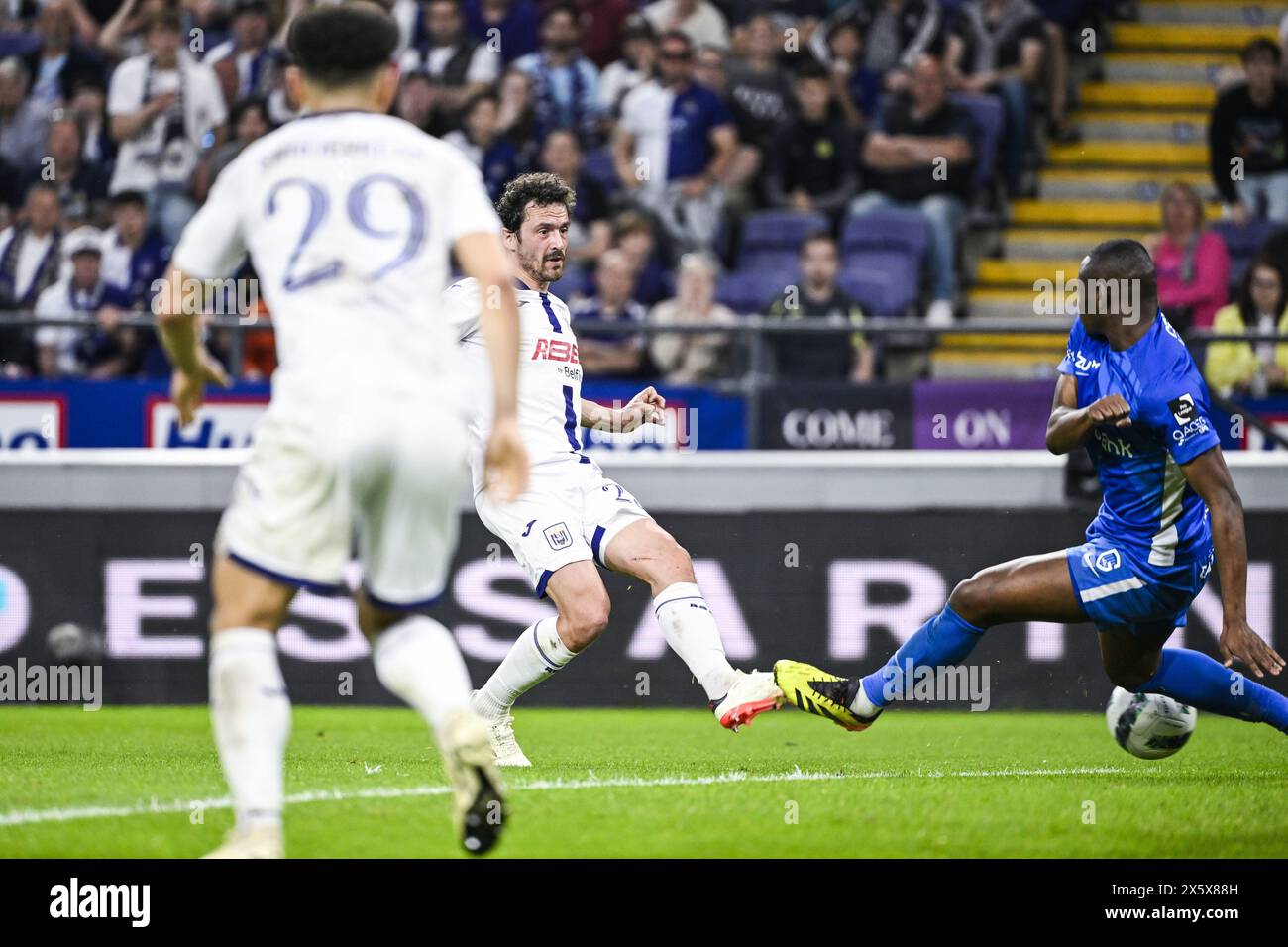 Bruxelles, Belgio. 11 maggio 2024. Thomas Delaney dell'Anderlecht raffigurato in azione durante una partita di calcio tra RSC Anderlecht e KRC Genk, sabato 11 maggio 2024 a Bruxelles, il giorno 8 (su 10) dei play-off dei campioni della prima divisione del campionato belga "Jupiler Pro League" 2023-2024. BELGA PHOTO TOM GOYVAERTS credito: Belga News Agency/Alamy Live News Foto Stock