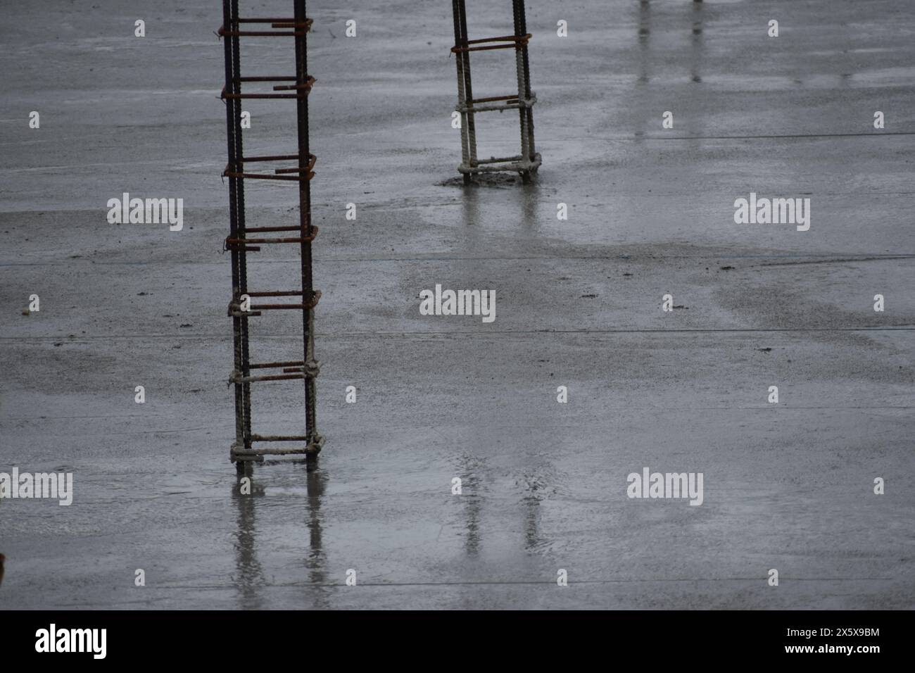 Armatura, una barra in acciaio utilizzata per il rinforzo di strutture in calcestruzzo per garantire una fondazione nella costruzione di edifici. Foto Stock