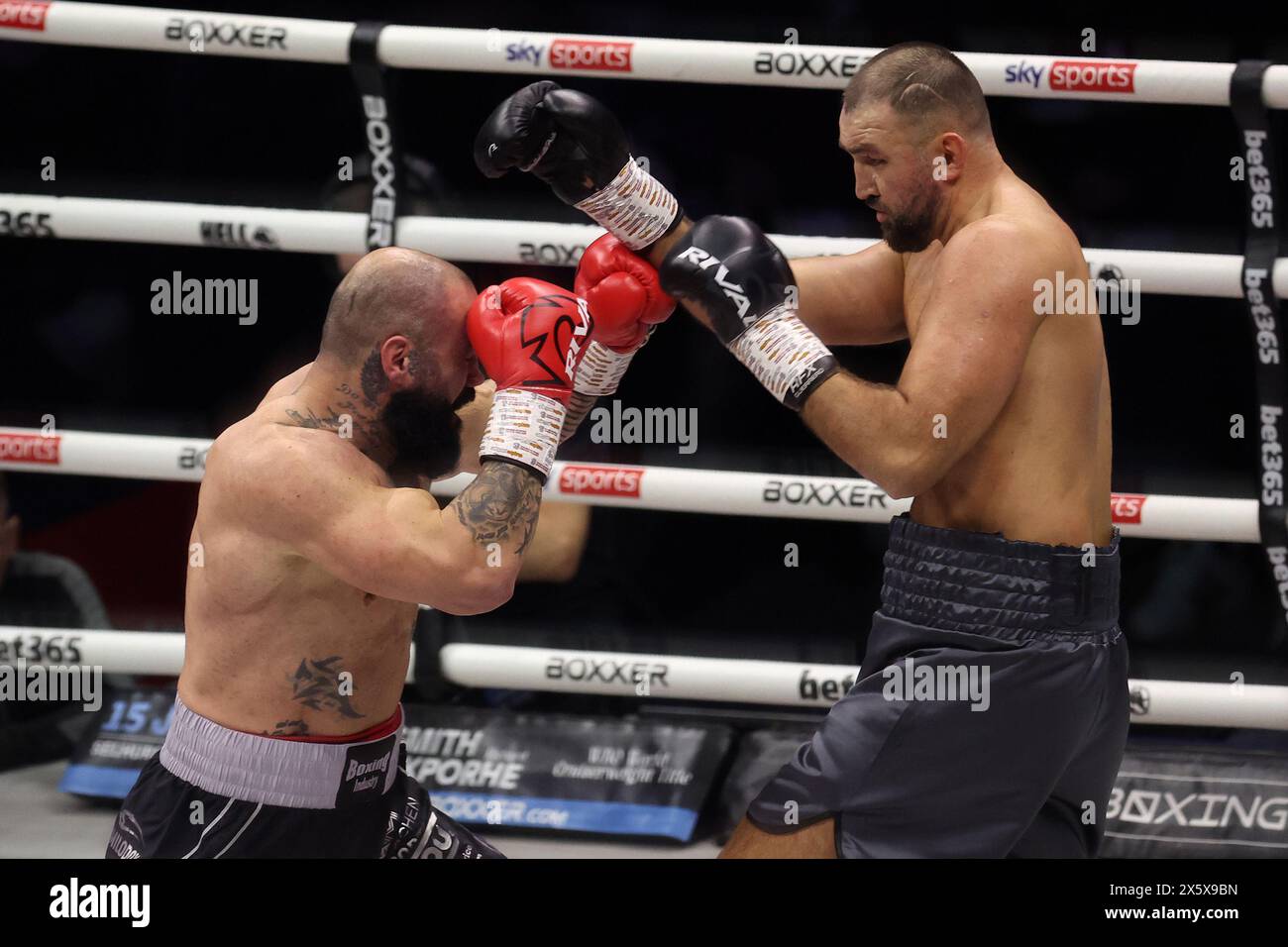 Cardiff, Regno Unito. 11 maggio 2024. Hughie Fury (Inghilterra) a destra contro Patrick Korte (Germania) in un incontro di pesi massimi con il prezzo di Jessica McCaskill contro Lauren all'Utilita Arena di Cardiff, Galles, sabato 11 maggio 2024. Solo per uso editoriale, foto di Andrew Orchard/Andrew Orchard fotografia sportiva/Alamy Live news credito: Andrew Orchard fotografia sportiva/Alamy Live News Foto Stock