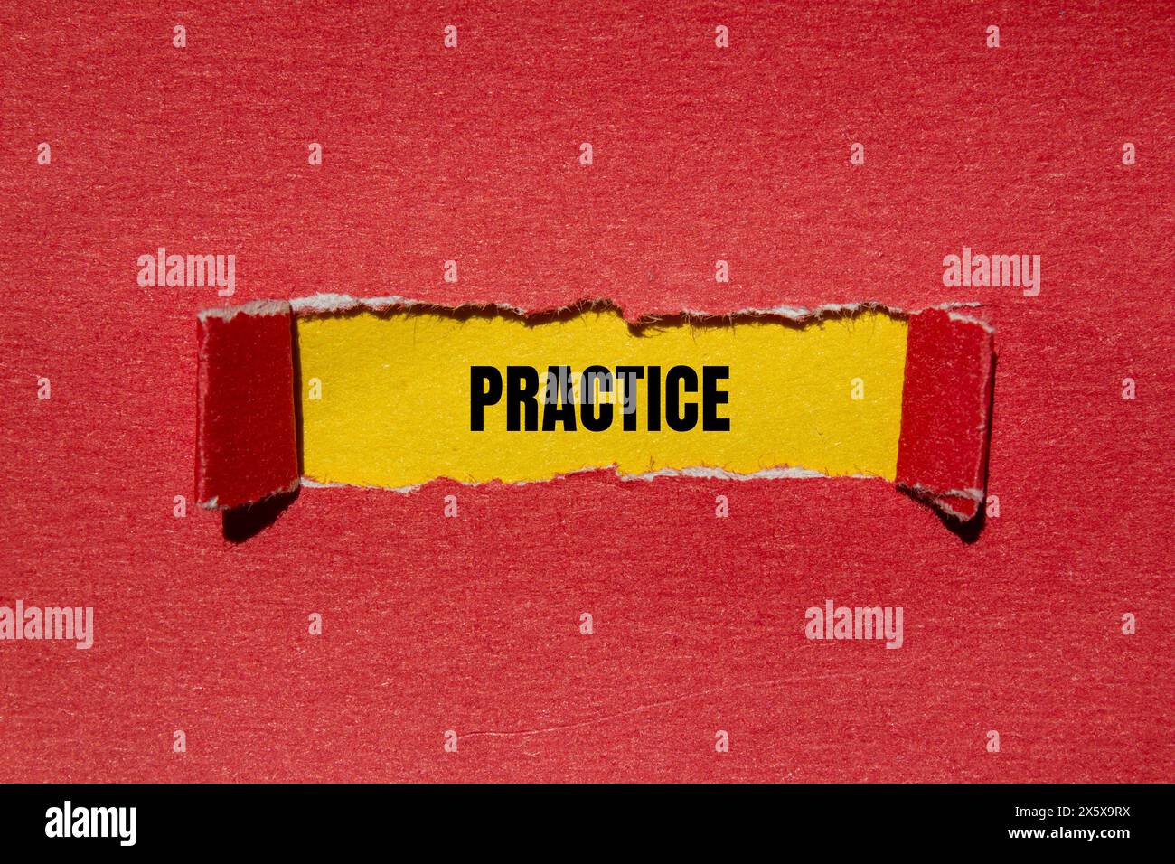 Esercitazione scritta su carta rossa strappata con sfondo giallo. Simbolo della pratica concettuale. Copia spazio. Foto Stock