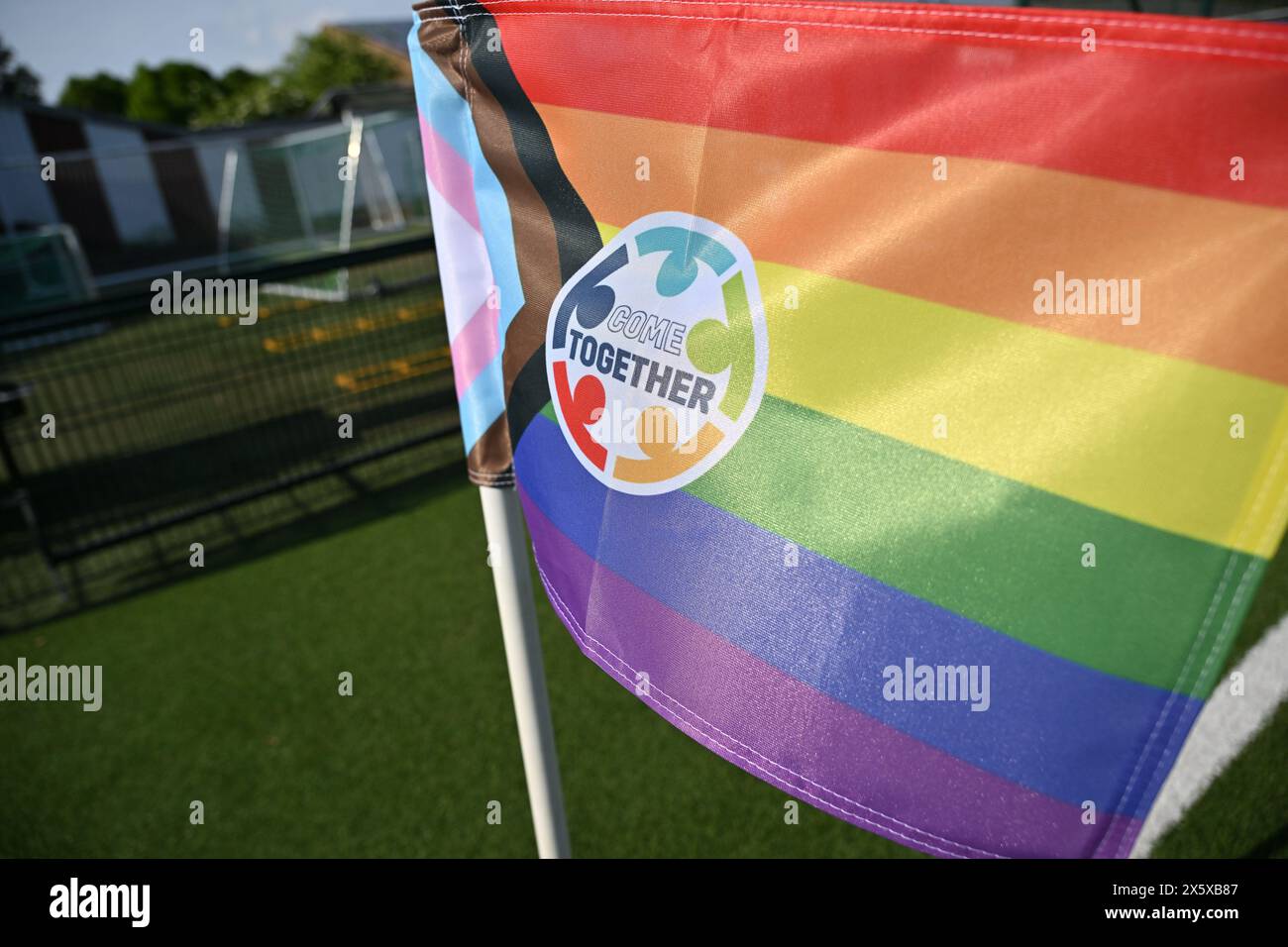 Anderlecht, Belgio. 11 maggio 2024. Una bandiera arcobaleno con il logo come Together a sostegno della comunità LGBTQ, raffigurata durante una partita di calcio femminile tra RSC Anderlecht e AA Gent Ladies l'ottava partita dei play off nella stagione 2023 - 2024 della belga lotto Womens Super League, sabato 11 maggio 2024 ad Anderlecht, Belgio. Crediti: Sportpix/Alamy Live News Foto Stock