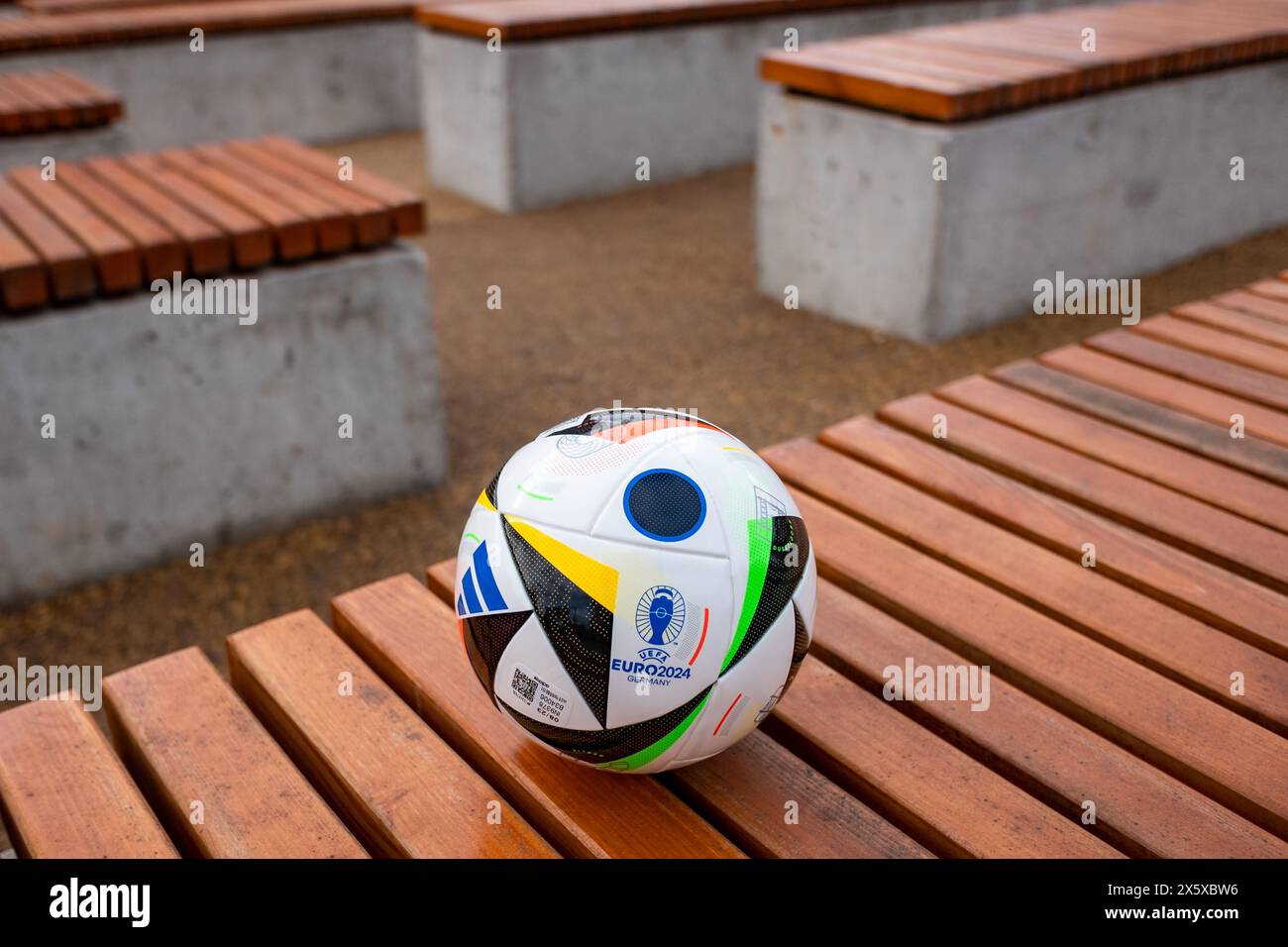 17 aprile 2024, Berlino, Germania. Il pallone ufficiale del Campionato europeo di calcio 2024 Adidas EURO 24 Fussballliebe. Foto Stock