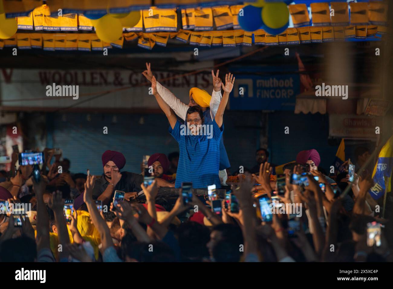 Nuova Delhi, India. 11 maggio 2024. Arvind Kejriwal, primo ministro di Delhi e leader del partito AAM Aadmi, insieme a Bhagwant Mann, primo ministro del Punjab e leader del partito AAM Aadmi visti durante un roadshow in vista delle elezioni generali indiane a Krishna Nagar. Un giorno dopo Arvind Kejriwal, rilasciato dalla prigione di Tihar a causa del caso sulla politica degli alcolici, tenne un roadshow a Delhi Est a sostegno del candidato del partito. Credito: SOPA Images Limited/Alamy Live News Foto Stock