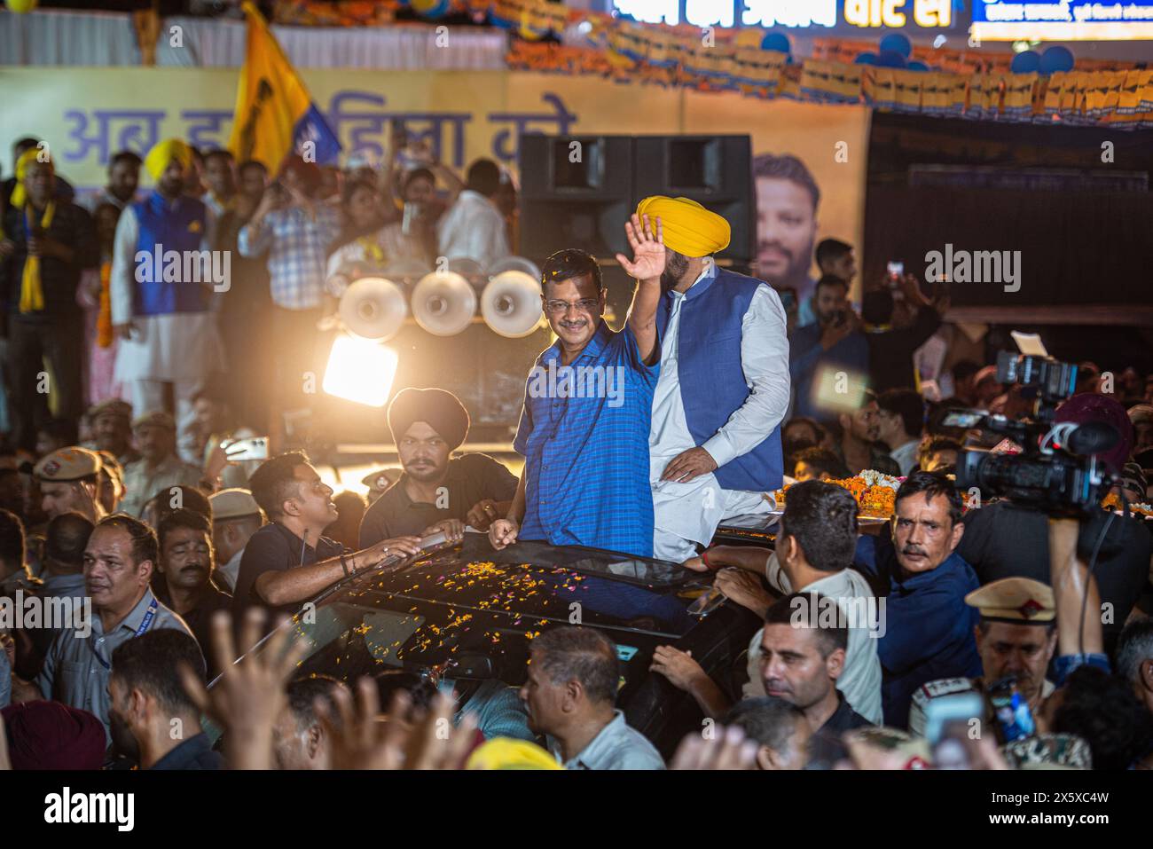 Nuova Delhi, India. 11 maggio 2024. Arvind Kejriwal, primo ministro di Delhi e leader del partito AAM Aadmi, insieme a Bhagwant Mann, primo ministro del Punjab e leader del partito AAM Aadmi visti durante un roadshow in vista delle elezioni generali indiane a Krishna Nagar. Un giorno dopo Arvind Kejriwal, rilasciato dalla prigione di Tihar a causa del caso sulla politica degli alcolici, tenne un roadshow a Delhi Est a sostegno del candidato del partito. Credito: SOPA Images Limited/Alamy Live News Foto Stock