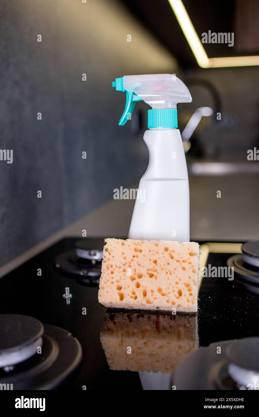 Spugna Orenge e strumenti per la cottura a gas in cucina. Foto Stock