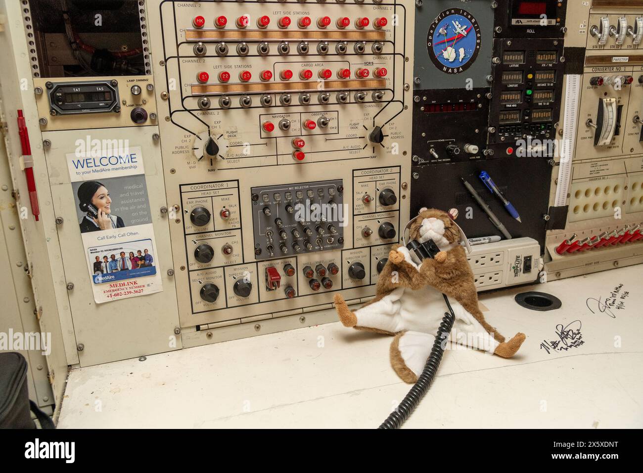Orville, lo scoiattolo ad alto volo della NASA, utilizza il microfono presso la stazione del direttore della missione a bordo dell'aereo DC-8 presso l'Armstrong Flight Researc della NASA Foto Stock