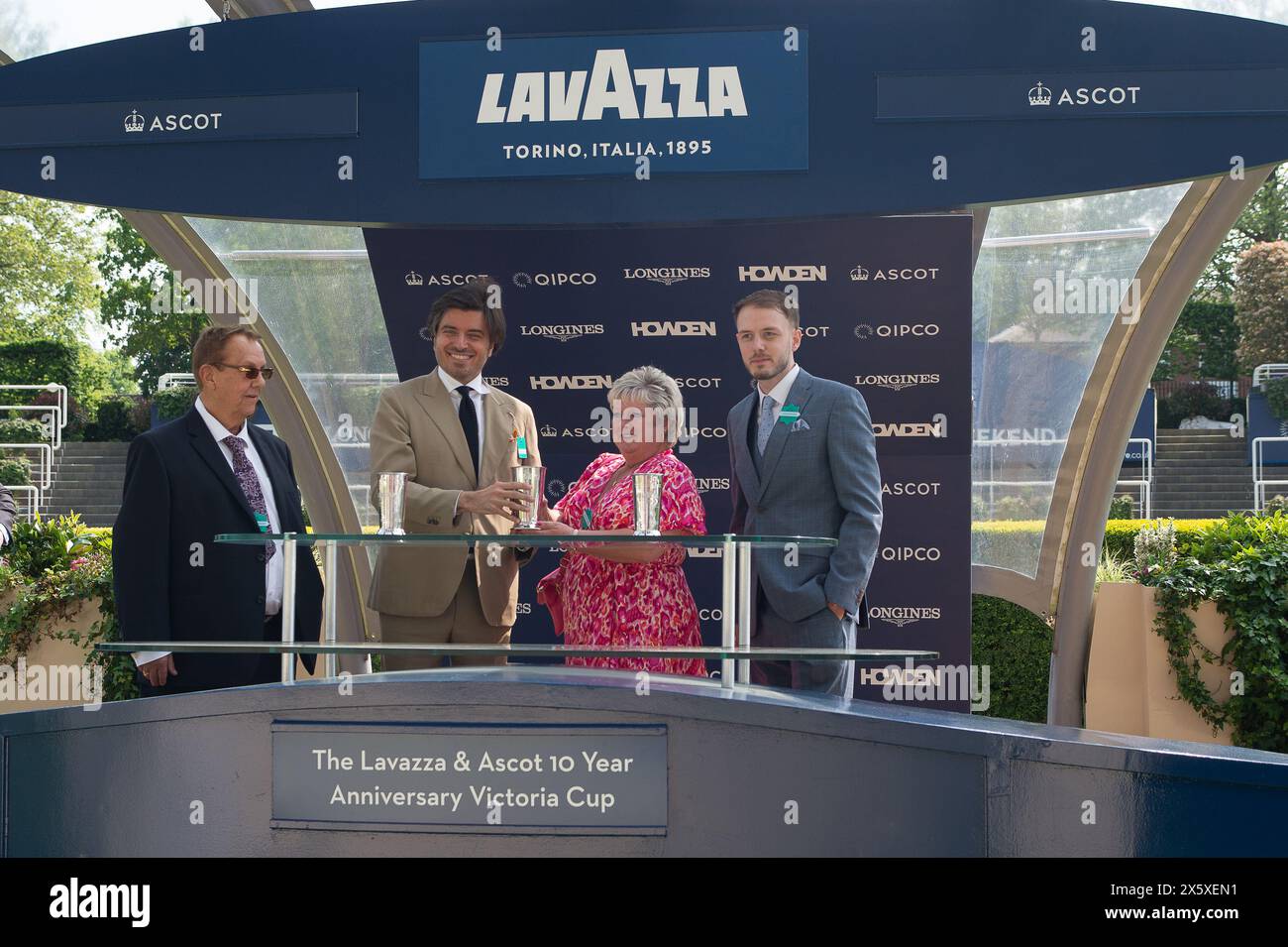 Ascot, Berkshire, Regno Unito. 11 maggio 2024. Presentazione dei vincitori. Horse the Wizard of Eye guidato dal fantino Tom Marquand vince la Lavazza & Ascot 10 Year Anniversary Victoria Cup all'Ascot Racecourse al Peroni nastro Azzurro 0,0% Victoria Cup Raceday. Proprietario R Humphrey, o Humphrey & A Favell, allenatore Charlie Fellowes, Newmarket, allevatore M Phelan, Sponsor Roy Humphrey Group. Crediti: Maureen McLean/Alamy Live News Foto Stock