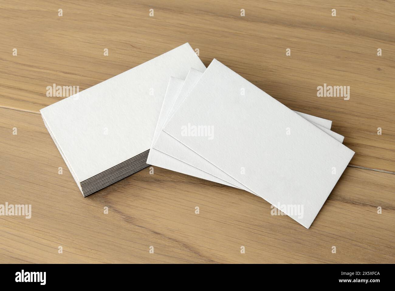 Business card modello per l'identità del marchio su uno sfondo di legno Foto Stock