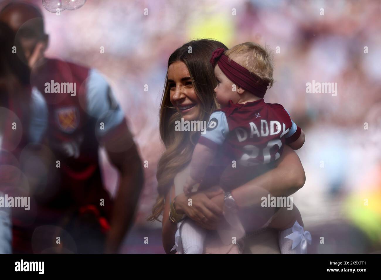 London Stadium, Stratford sabato 11 maggio 2024. Personalità e partner di Jarrod Bowen, Dani Dyer con la figlia durante la partita di Premier League tra il West Ham United e Luton Town allo Stadio di Londra, Stratford, sabato 11 maggio 2024. (Foto: Tom West | mi News) crediti: MI News & Sport /Alamy Live News Foto Stock