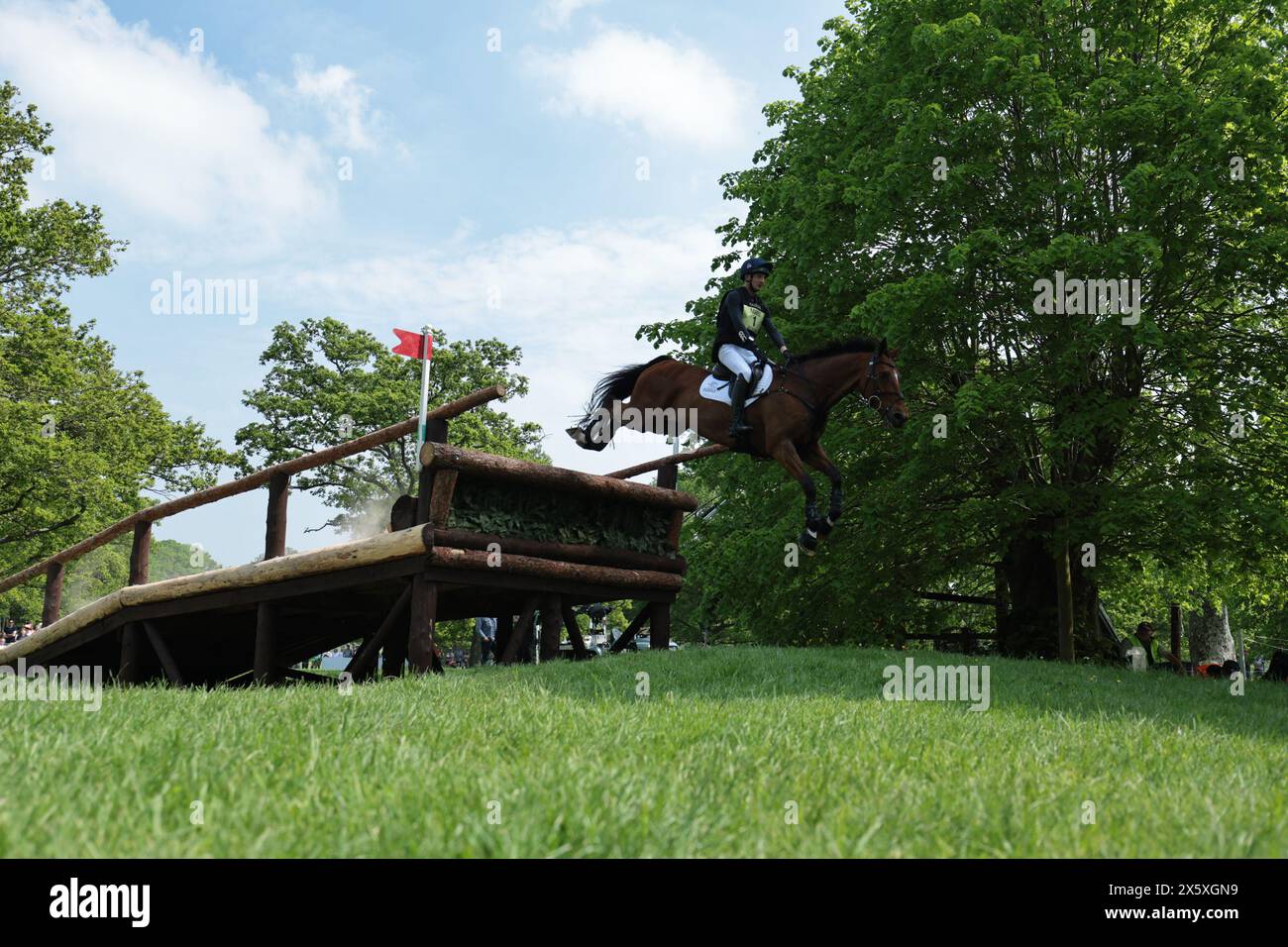 Gloucestershire, Regno Unito. 11 maggio 2024. Tom Jackson della Gran Bretagna con Farndon durante il cross-country a Badminton Horse Trials l'11 maggio 2024, Badminton Estate, Regno Unito (foto di Maxime David - MXIMD Pictures) crediti: MXIMD Pictures/Alamy Live News Foto Stock