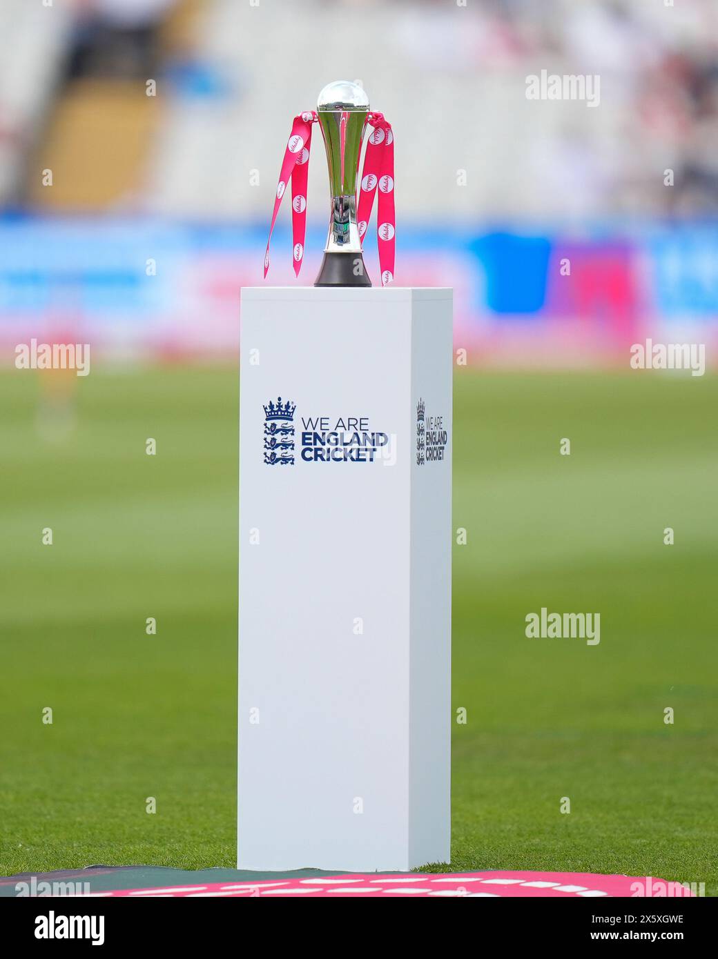 Edgbaston, Birmingham, Regno Unito. 11 maggio 2024. 1st Vitality Womens T20 International, Inghilterra contro Pakistan; il Vitality Trophy prima dell'inizio della serie Credit: Action Plus Sports/Alamy Live News Foto Stock