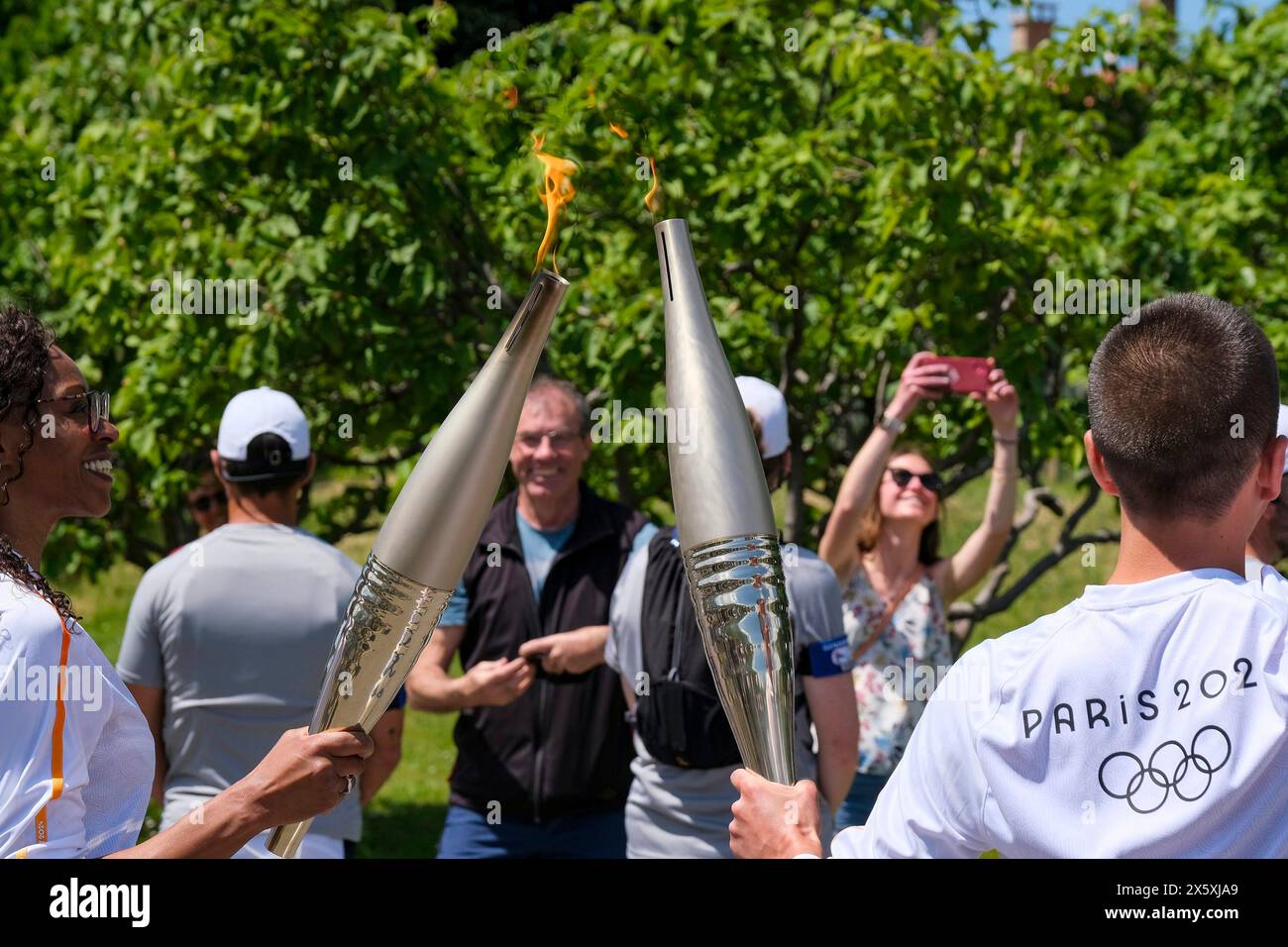 ©Francois Glories/MAXPPP - 11/05/2024 la torcia olimpica passa attraverso Dignes les Bains. I portacampioni di fiamma olimpica percorreranno la "Route Napoleon" durante il viaggio di 68 giorni attraverso la Francia prima di arrivare a Parigi il 26 luglio, data di inizio dei Giochi Olimpici e Paralimpici di Parigi 2024. Dignes-les-Bains, una città termale nelle Alpi dell'alta Provenza, è una sosta pittoresca tra i campi di lavanda e le vette innevate delle Alpi. Dignes-les-Bains Francia. Foto Stock