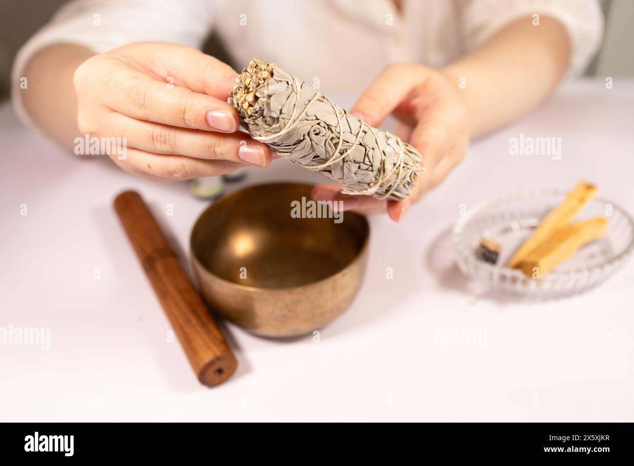 Salvia e Palo Santo con oli essenziali Foto Stock