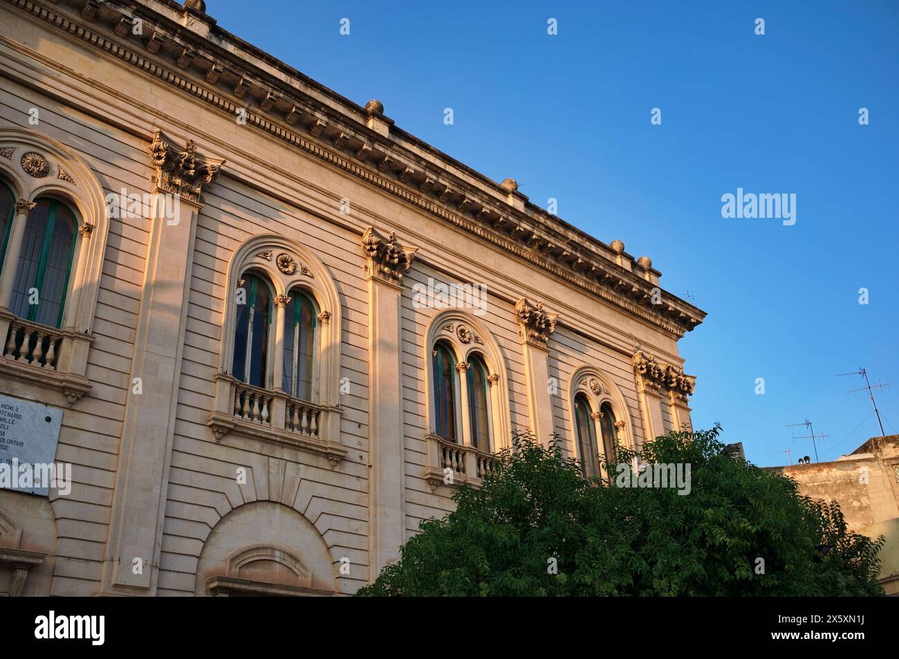 L'Italia, sicilia, Scicli (provincia di Ragusa), il municipio in stile barocco la facciata del palazzo al tramonto Foto Stock