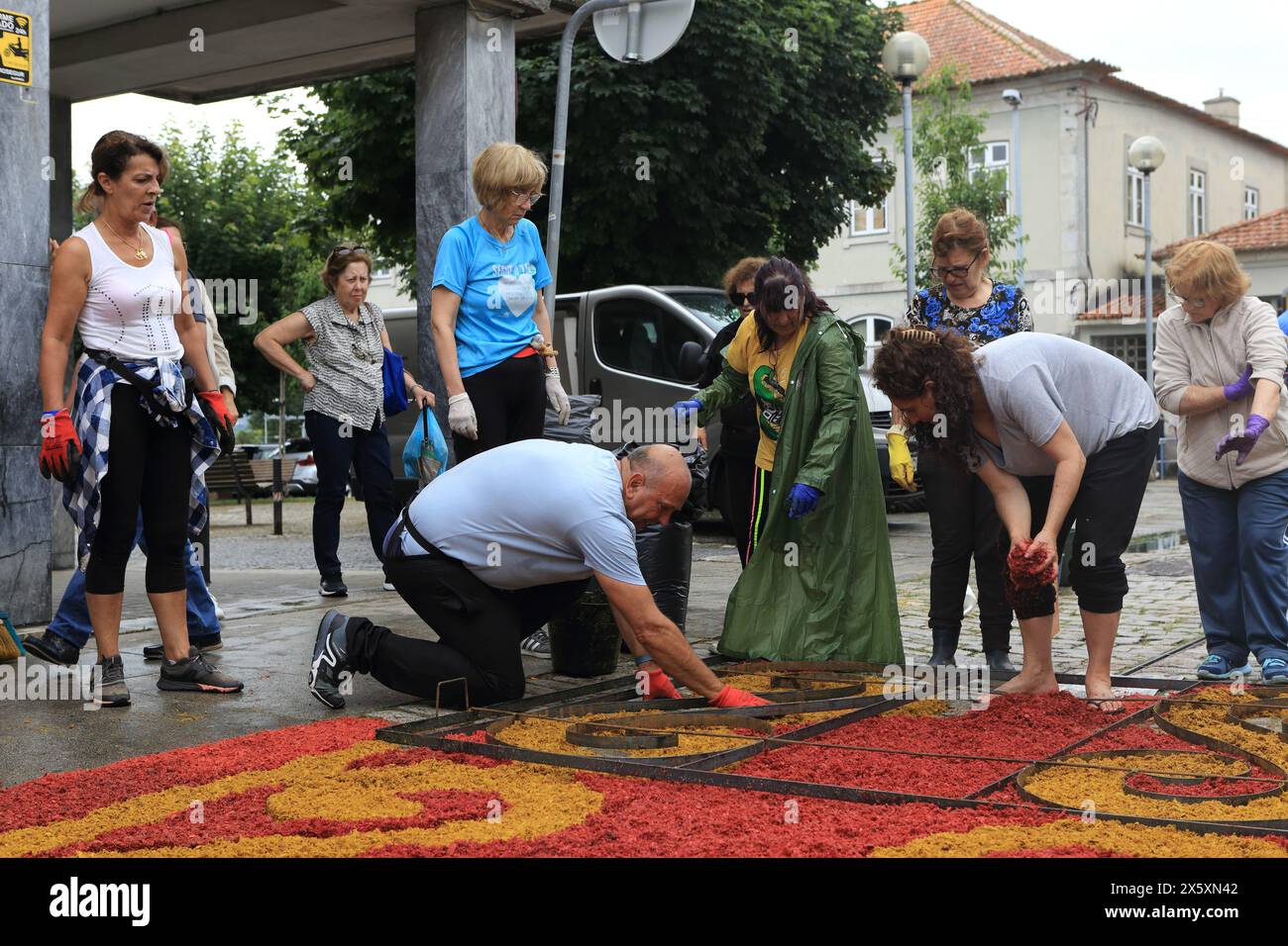 Caminha, Portogallo - 8 giugno 2023: Gruppo di artigiani locali che creano un "tappeto floreale" come parte della celebrazione religiosa annuale del Corpus Christi Foto Stock