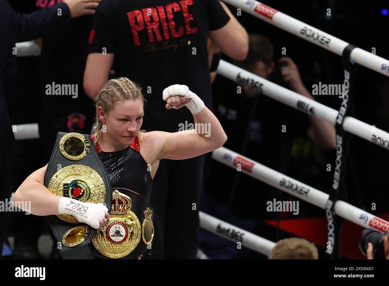 Cardiff, Regno Unito. 11 maggio 2024. Lauren Price del Galles celebra la sua vittoria. Jessica McCaskill contro Lauren Price all'Utilita Arena di Cardiff, Galles, sabato 11 maggio 2024. Titolo mondiale lotta per WBA, IBO & Ring Magazine World Welterweight Titles. Solo per uso editoriale, foto di Andrew Orchard/Andrew Orchard fotografia sportiva/Alamy Live news credito: Andrew Orchard fotografia sportiva/Alamy Live News Foto Stock