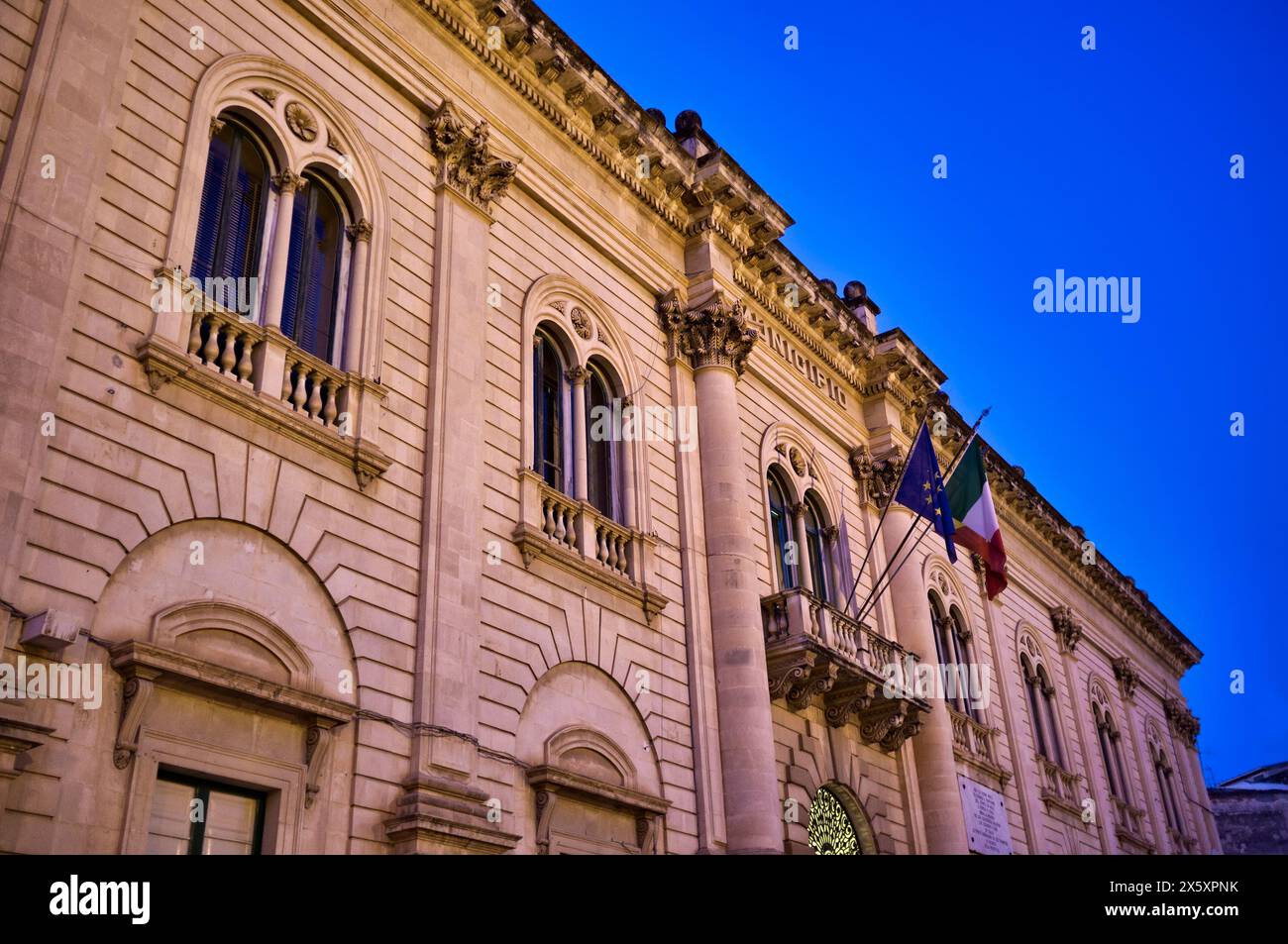 L'Italia, sicilia, Scicli (provincia di Ragusa), il municipio in stile barocco la facciata del palazzo al tramonto Foto Stock