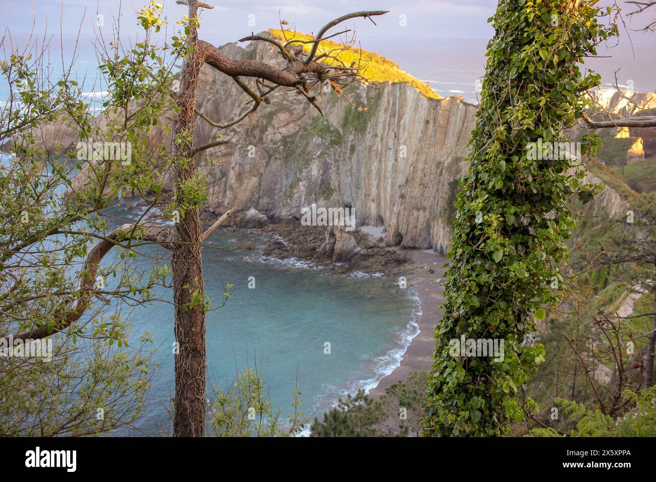 Enorme roccia tagliata sulla spiaggia di Silence, Asturie, Spagna Foto Stock