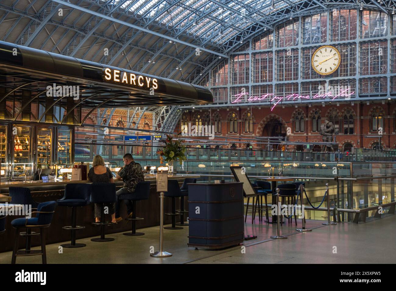 Coppia che beve un drink romantico al Searcy's bar St. Pancras, Londra Foto Stock