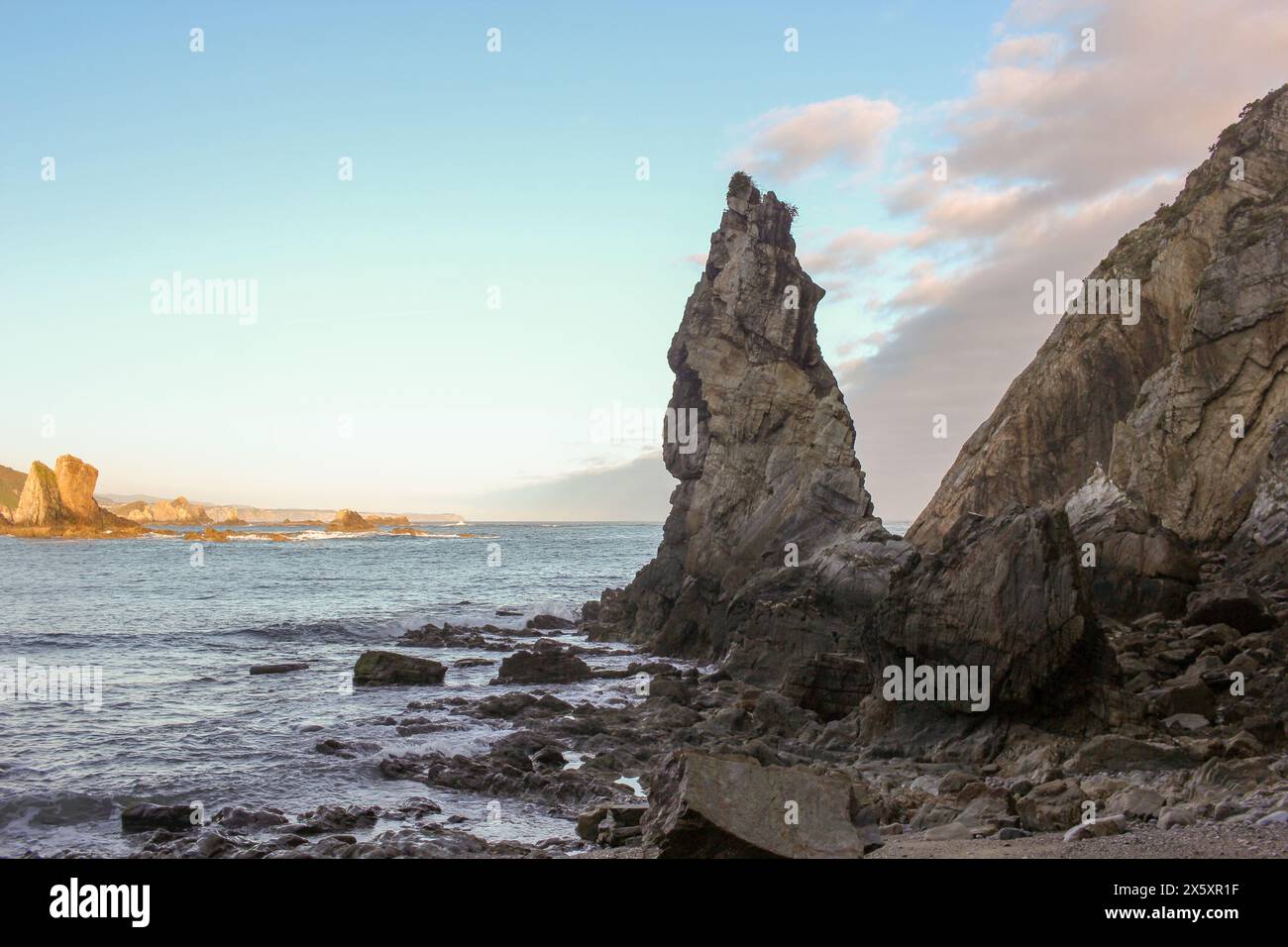 Ci sono molte rocce particolari nella spiaggia di Silence Foto Stock