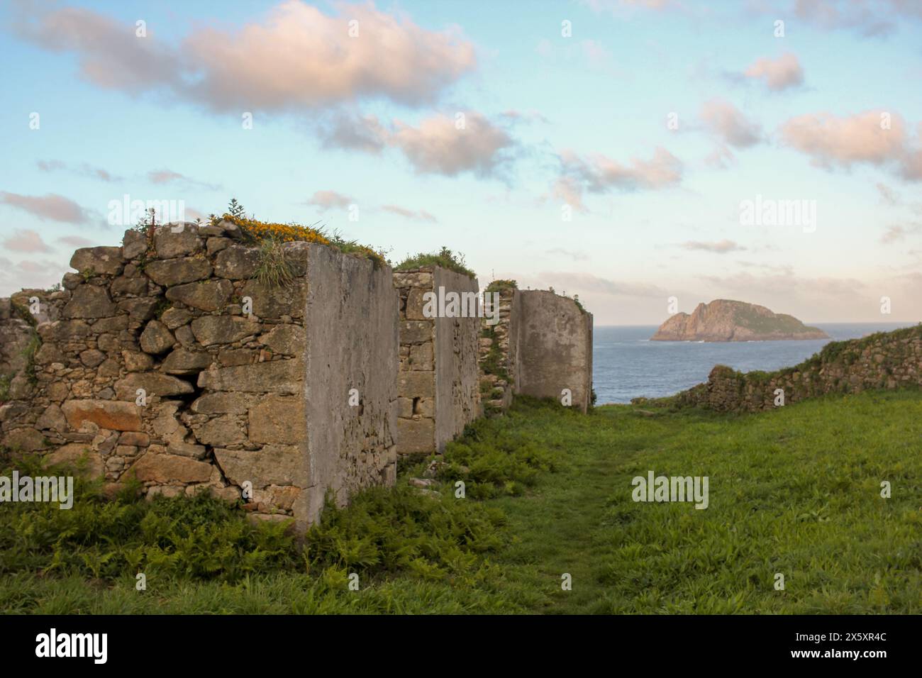 Rovine di San Tirso vicino al mare Cantabrico a Xove, Spagna Foto Stock