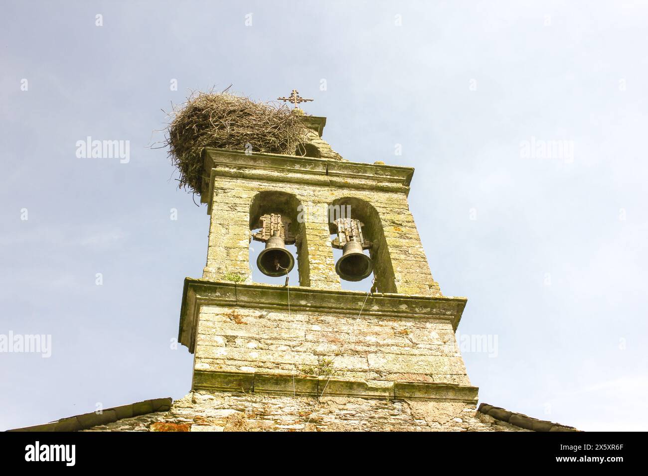 campanile con nido di cicogna in Galizia, Spagna Foto Stock