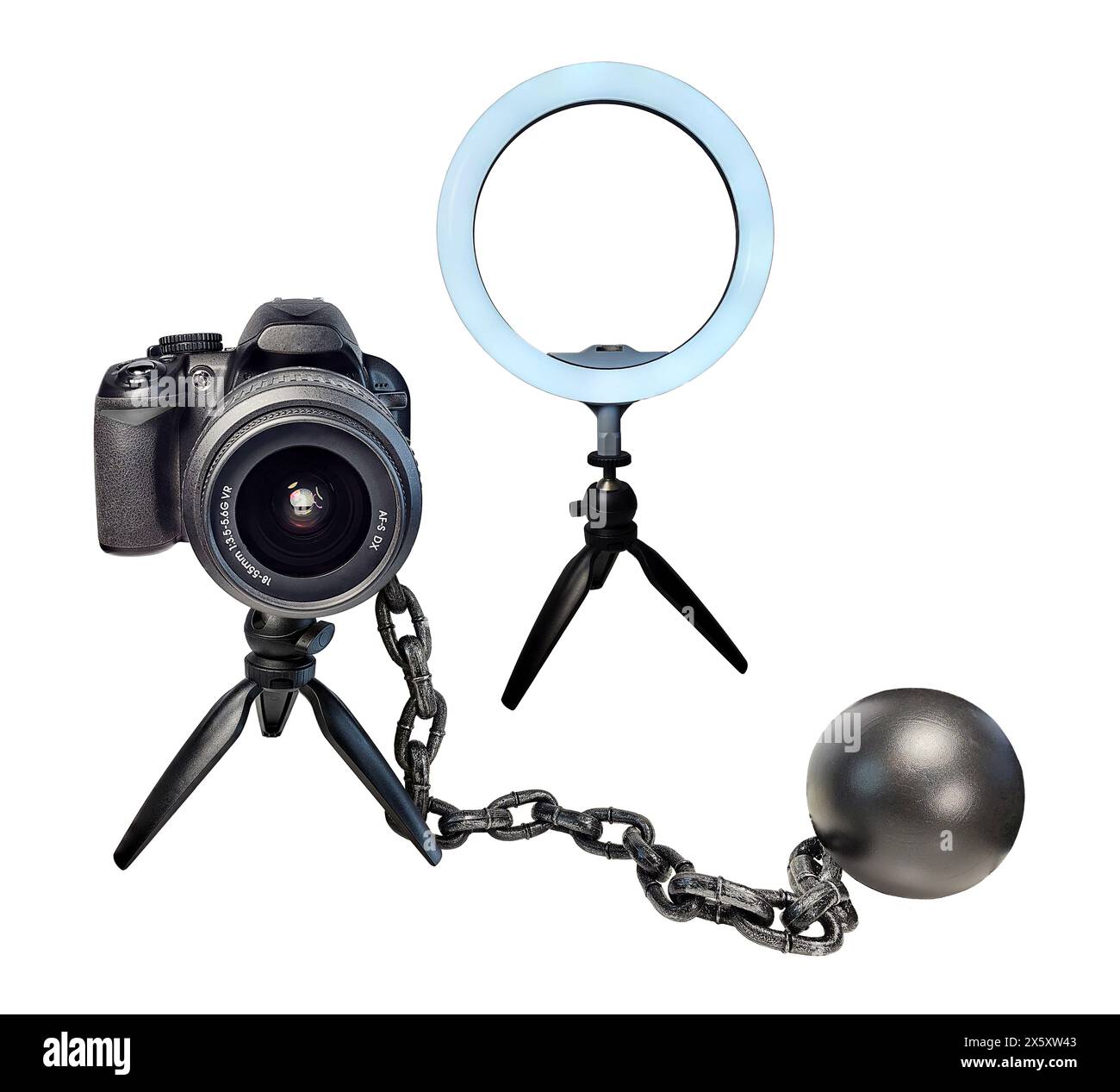 Un cavalletto per fotocamera che regge una fotocamera con una bella luce, sfera e catena per mostrare la necessità di avere sempre un buon contenuto di podcast Foto Stock