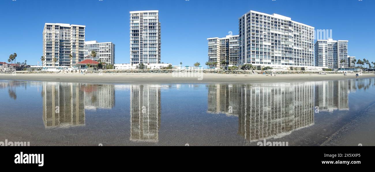 Condo Highrise Buildings Skyline Coronado Beach Water Surf Reflection Panoramic Seascape California Pacific Coastline. Giorno invernale di sole San Diego, Stati Uniti Foto Stock