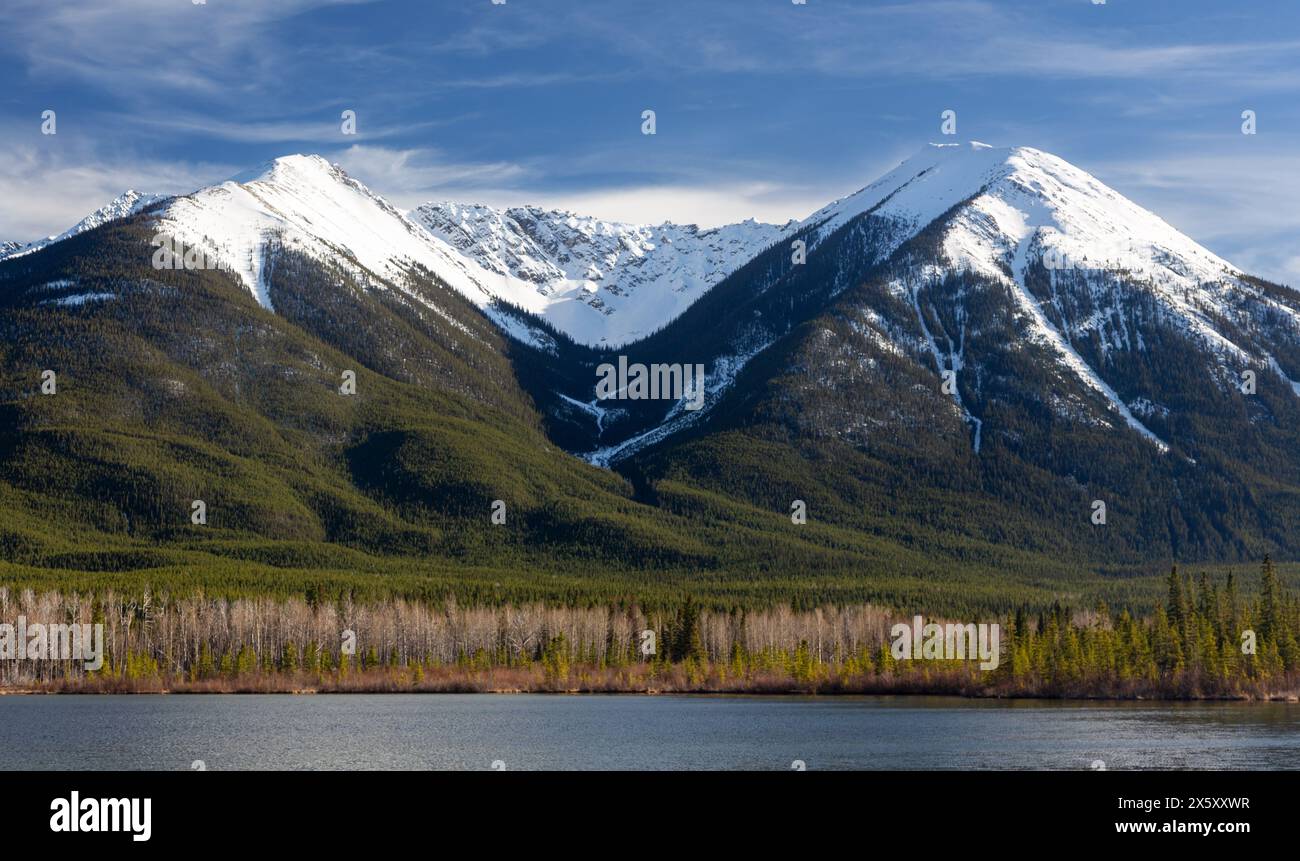 Sundance Range innevato Montagne Rocciose Montagne Rocciose Montagne Rocciose Montagne Rocciose Montagne Rocciose Montagne Rocciose Scenic Parco Nazionale di Banff, paesaggio primaverile Panorama Skyline Alberta Chinook Sky Foto Stock