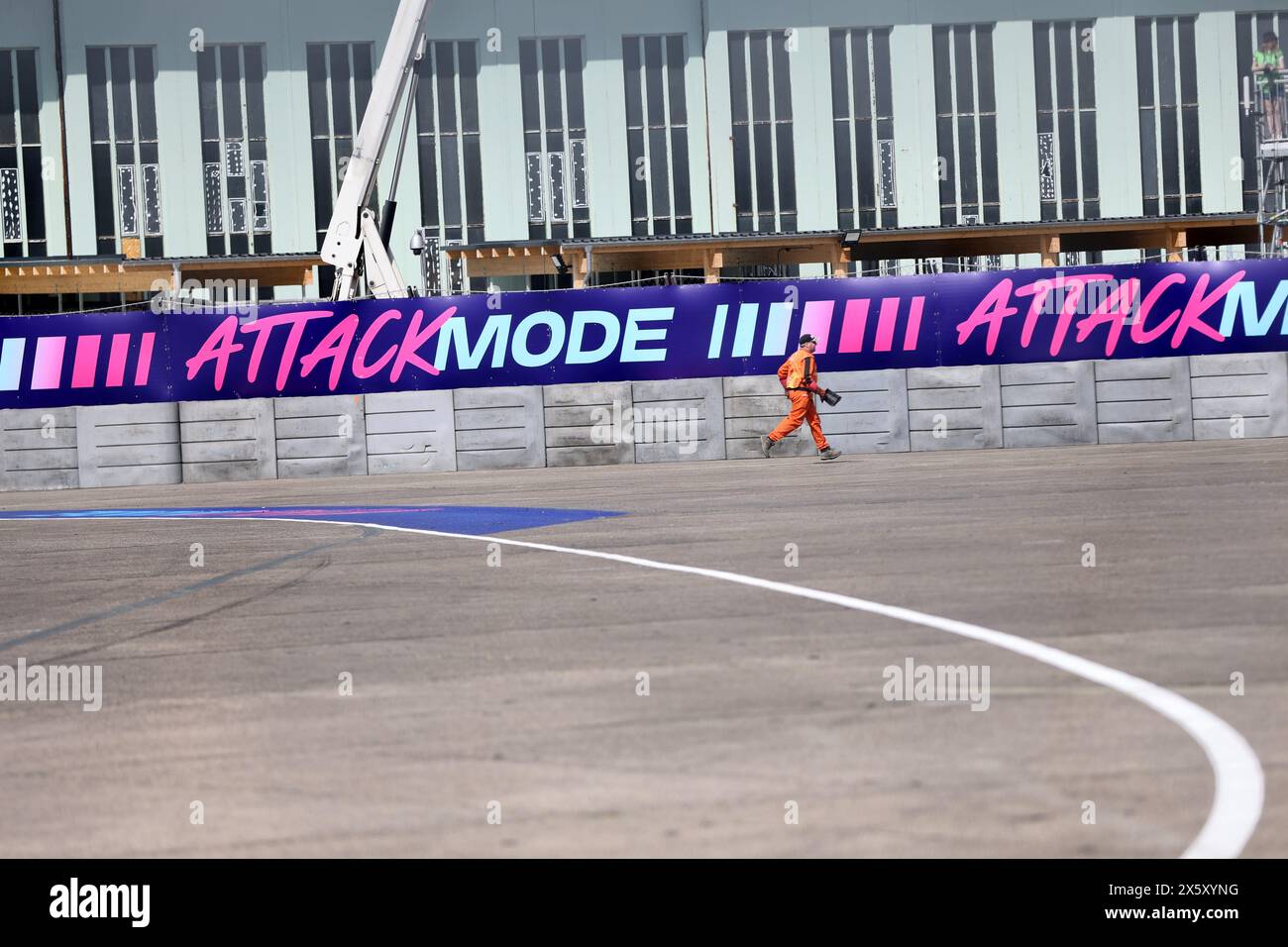 11 maggio 2024, Berlino, Berlin Tempelhof, Platz Der LUF, Germania: Berlin-Tempelhof: inizio della Formula e a Berlino 2024 su Tempelhofer Weg. (Credit Image: © Simone Kuhlmey/Pacific Press via ZUMA Press Wire) SOLO PER USO EDITORIALE! Non per USO commerciale! Foto Stock