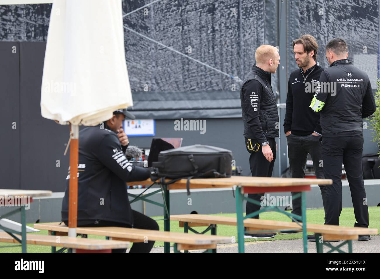 11 maggio 2024, Berlino, Berlin Tempelhof, Platz Der LUF, Germania: Berlin-Tempelhof: inizio della Formula e a Berlino 2024 su Tempelhofer Weg. (Credit Image: © Simone Kuhlmey/Pacific Press via ZUMA Press Wire) SOLO PER USO EDITORIALE! Non per USO commerciale! Foto Stock