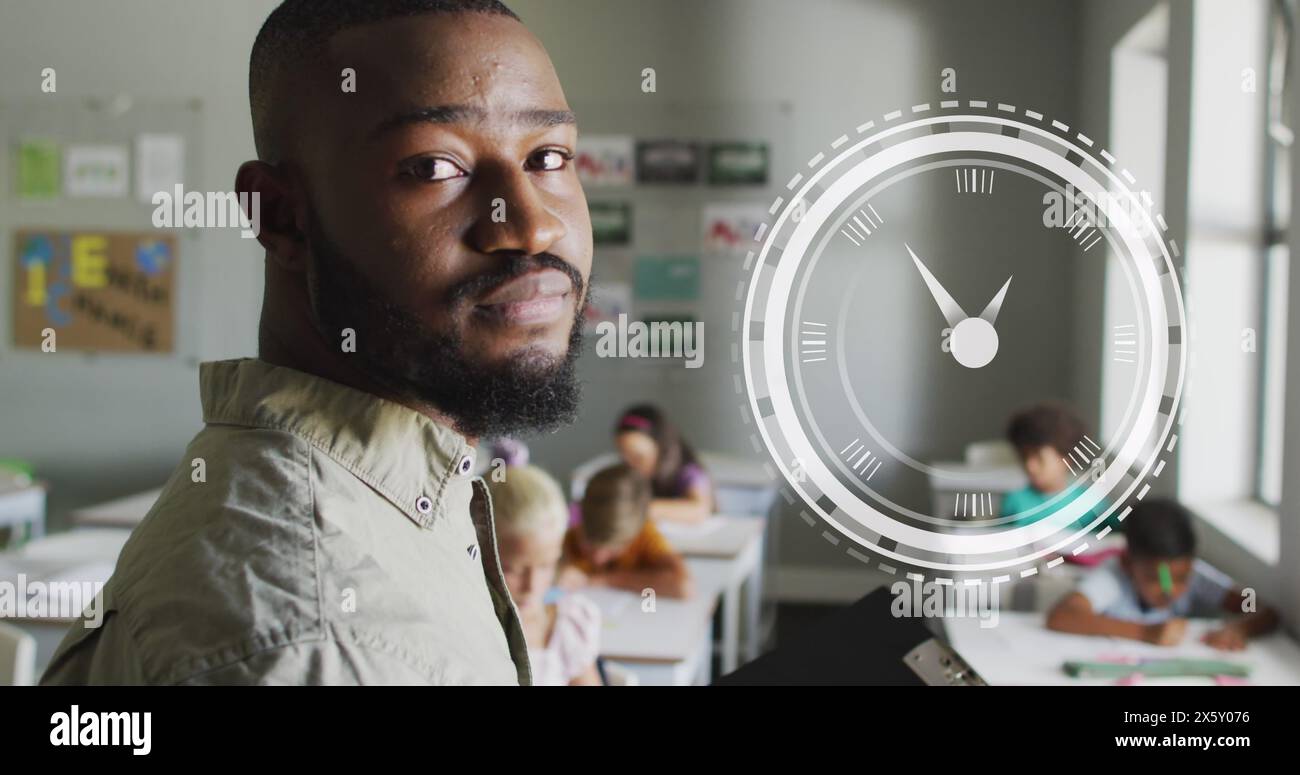 Immagine dell'orologio sull'insegnante afroamericano maschile con diversi alunni in classe Foto Stock