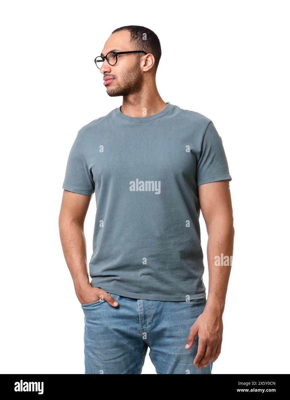 Uomo che indossa un'elegante t-shirt su sfondo bianco Foto Stock