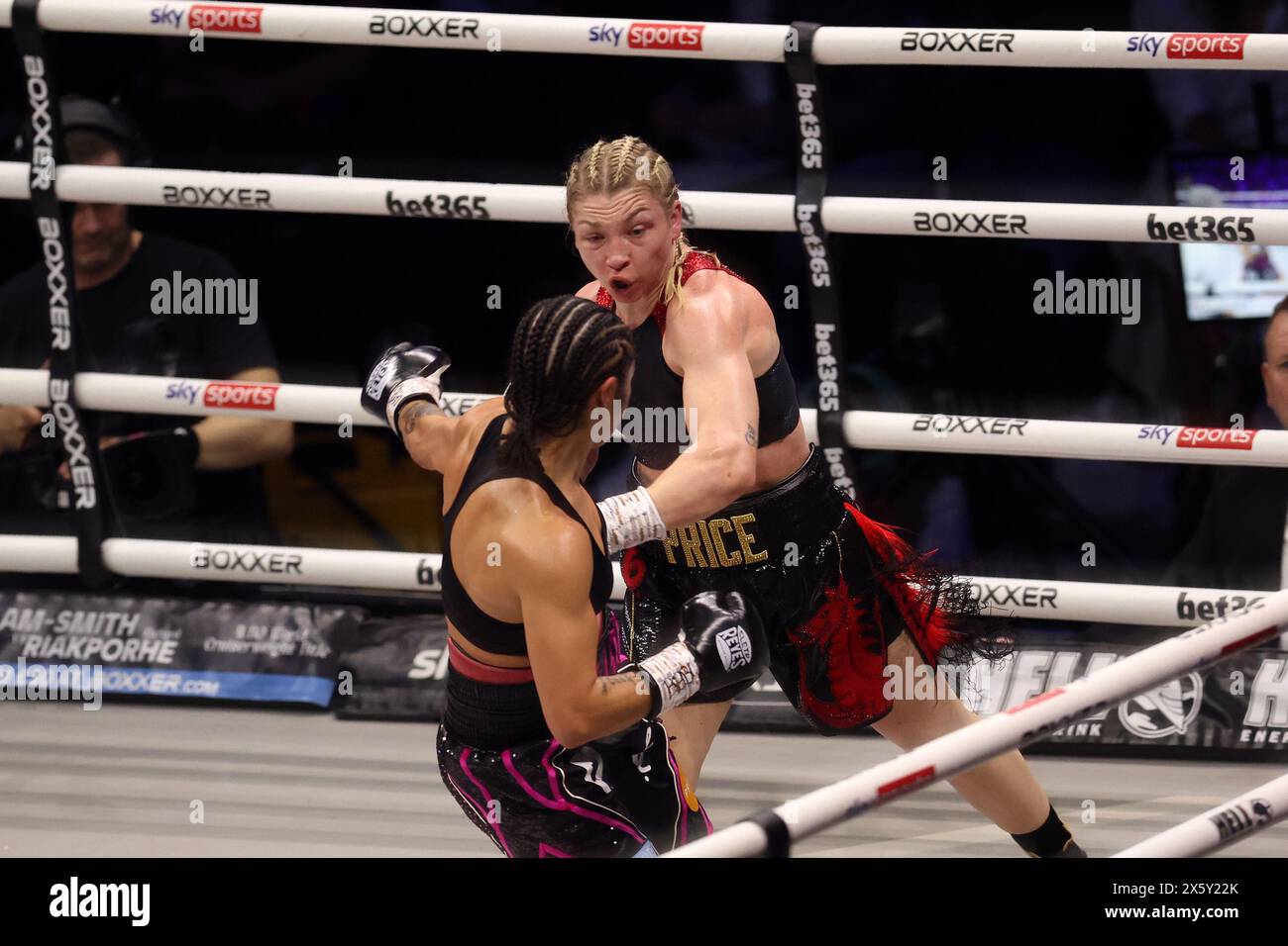 Cardiff, Regno Unito. 11 maggio 2024. Jessica McCaskill vs Lauren Price all'Utilita Arena di Cardiff, Galles, sabato 11 maggio 2024. Titolo mondiale lotta per WBA, IBO & Ring Magazine World Welterweight Titles. Solo per uso editoriale, foto di Andrew Orchard/Andrew Orchard fotografia sportiva/Alamy Live news credito: Andrew Orchard fotografia sportiva/Alamy Live News Foto Stock