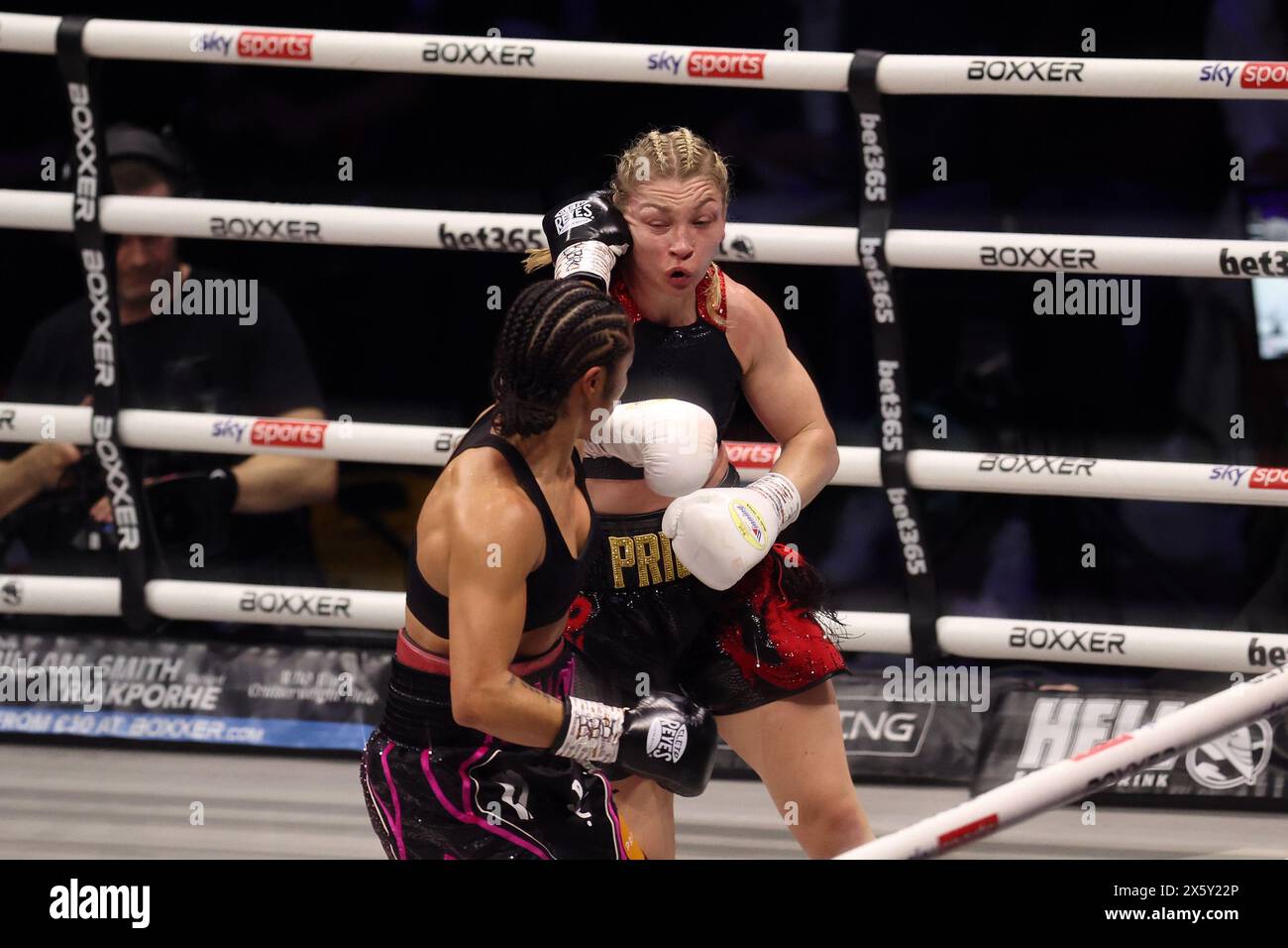 Cardiff, Regno Unito. 11 maggio 2024. Jessica McCaskill vs Lauren Price all'Utilita Arena di Cardiff, Galles, sabato 11 maggio 2024. Titolo mondiale lotta per WBA, IBO & Ring Magazine World Welterweight Titles. Solo per uso editoriale, foto di Andrew Orchard/Andrew Orchard fotografia sportiva/Alamy Live news credito: Andrew Orchard fotografia sportiva/Alamy Live News Foto Stock